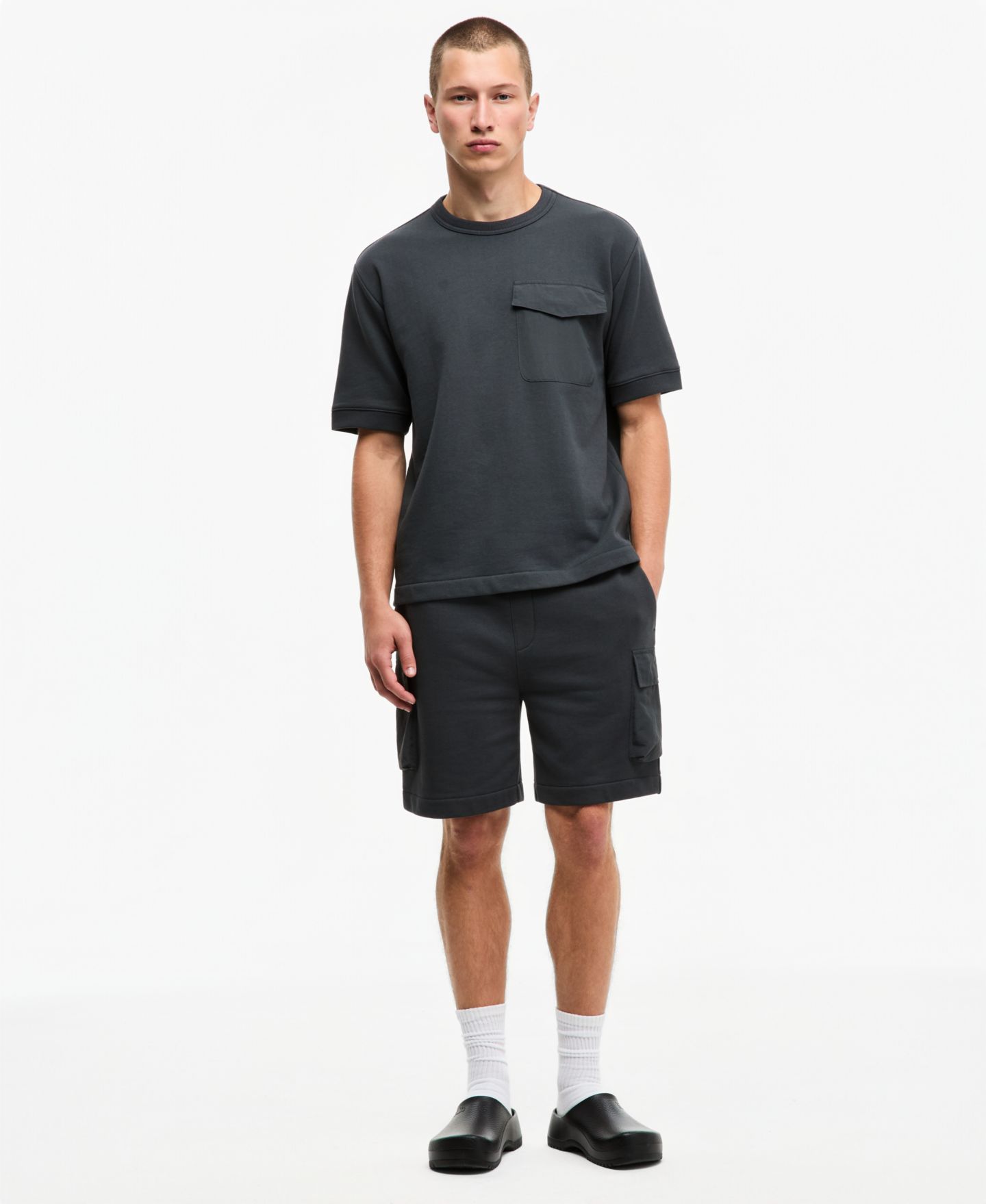 Мужские шорты Mode of One Regular-Fit Printed 7" French Terry Cargo, цвет: Чёрный песочный — фото 1