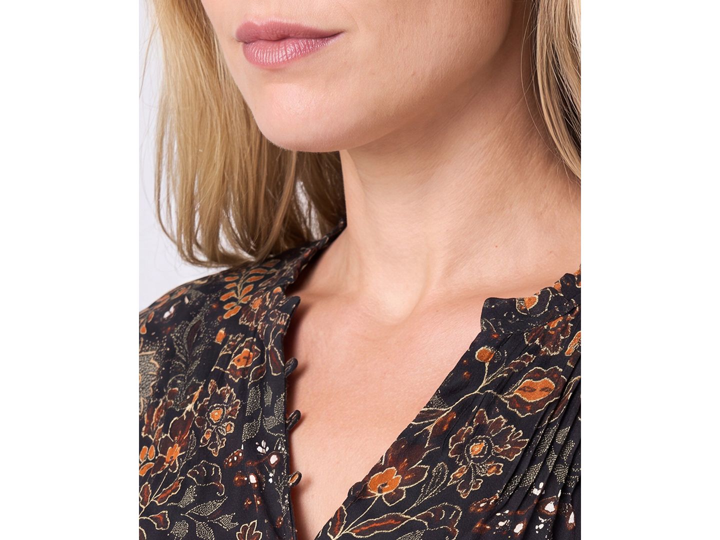 Женская блузка Liverpool Los Angeles Petite Long-Sleeve Smocked-Flare Floral-Print Blouse, цвет: Чёрный / Ржавый разноцветный — фото 2