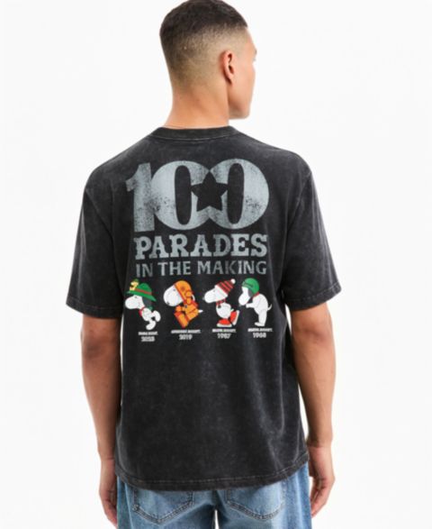 Футболка Peanuts | Macy's 100th Thanksgiving Day Parade Adult Unisex Snoopy Balloons Through The Years Graphic