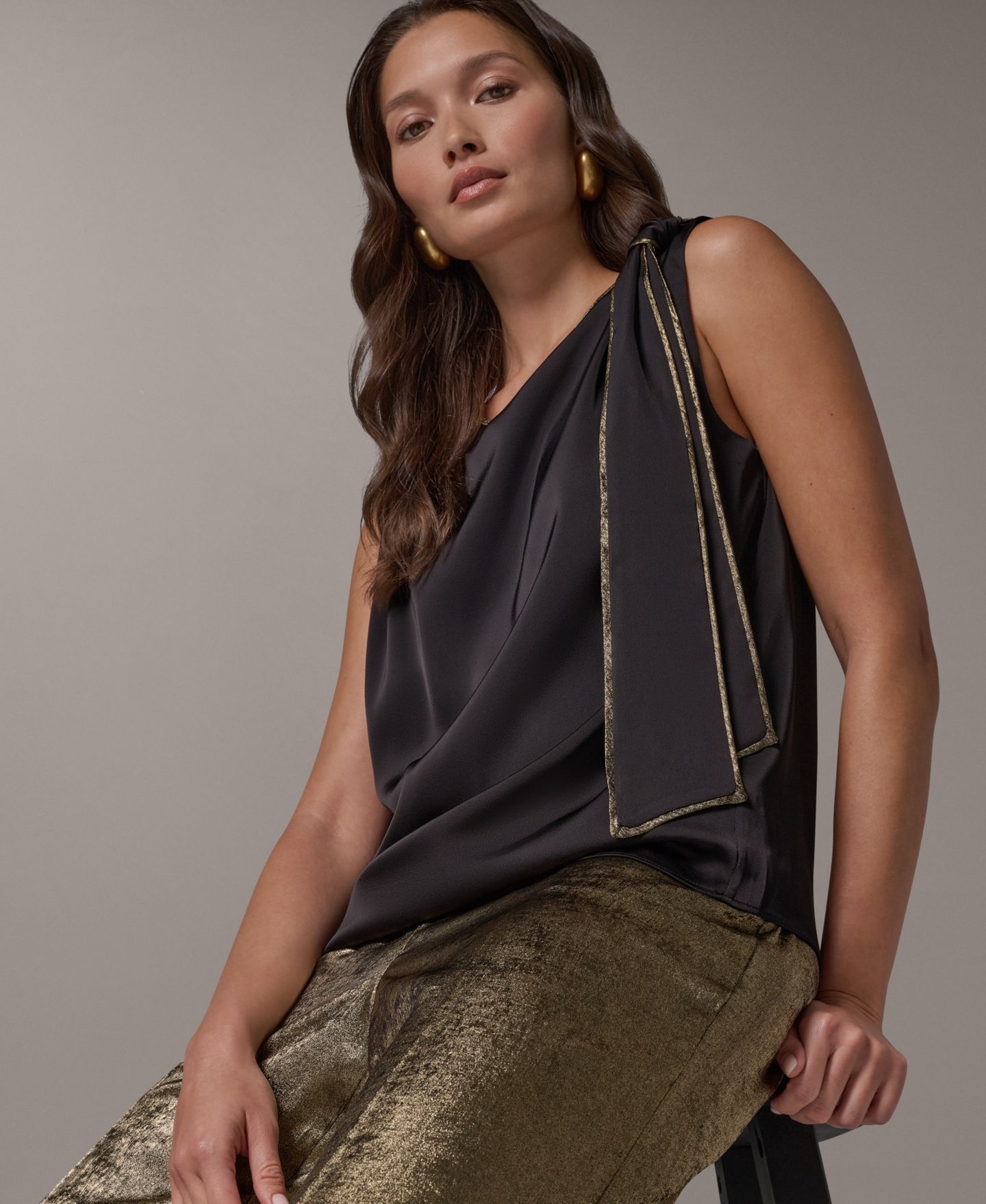 Женская атласная блузка Donna Karan New York с вырезом-лодочкой, для невысоких, цвет: Чёрный / Золотой — фото 12