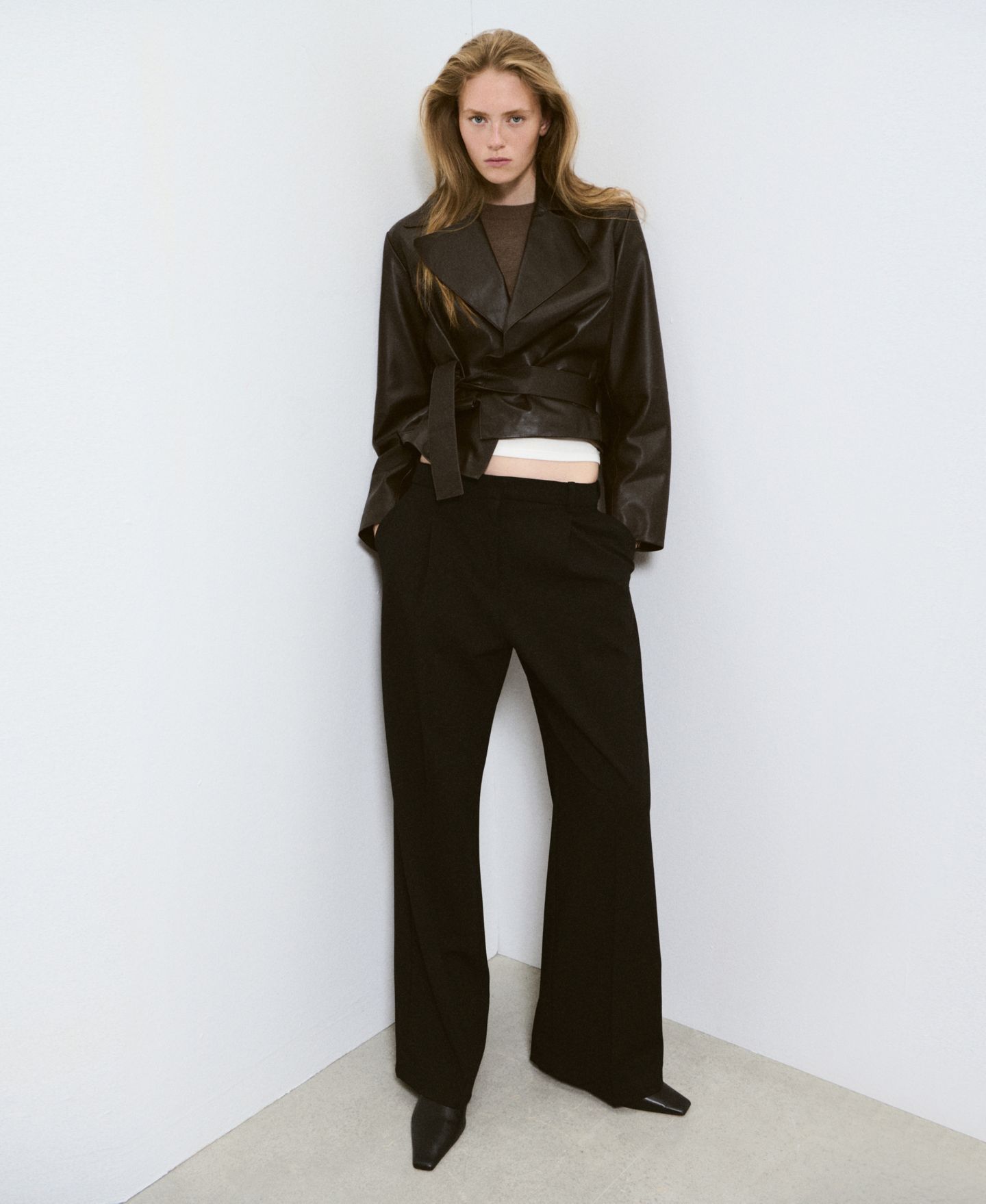 Женская куртка Mango Selection Leather Belted Cropped Trench, цвет: Шоколадный — фото 2