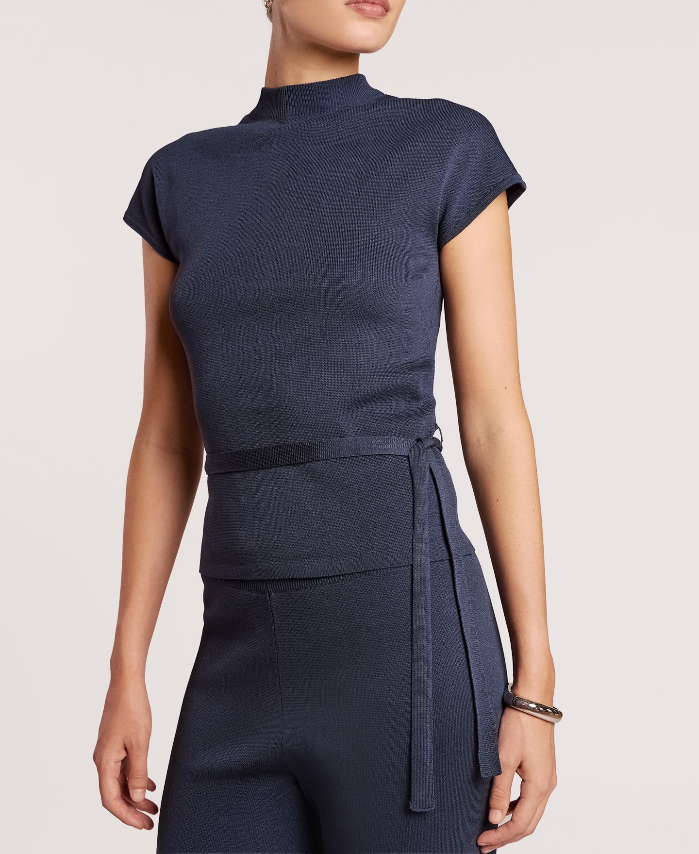 Женская футболка 4th & Reckless Mirabelle Mock Neck Self-Tie Belt Viscose-Blend, цвет: Тёмно-синий — фото 4