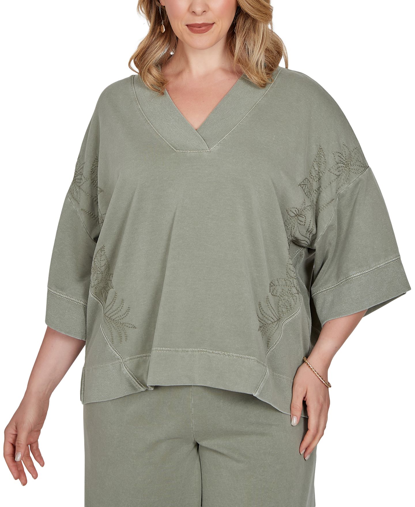 Женский топ Ruby Rd. Plus Size Tropical Embroidered French Terry Knit, цвет: Cactus — фото 1