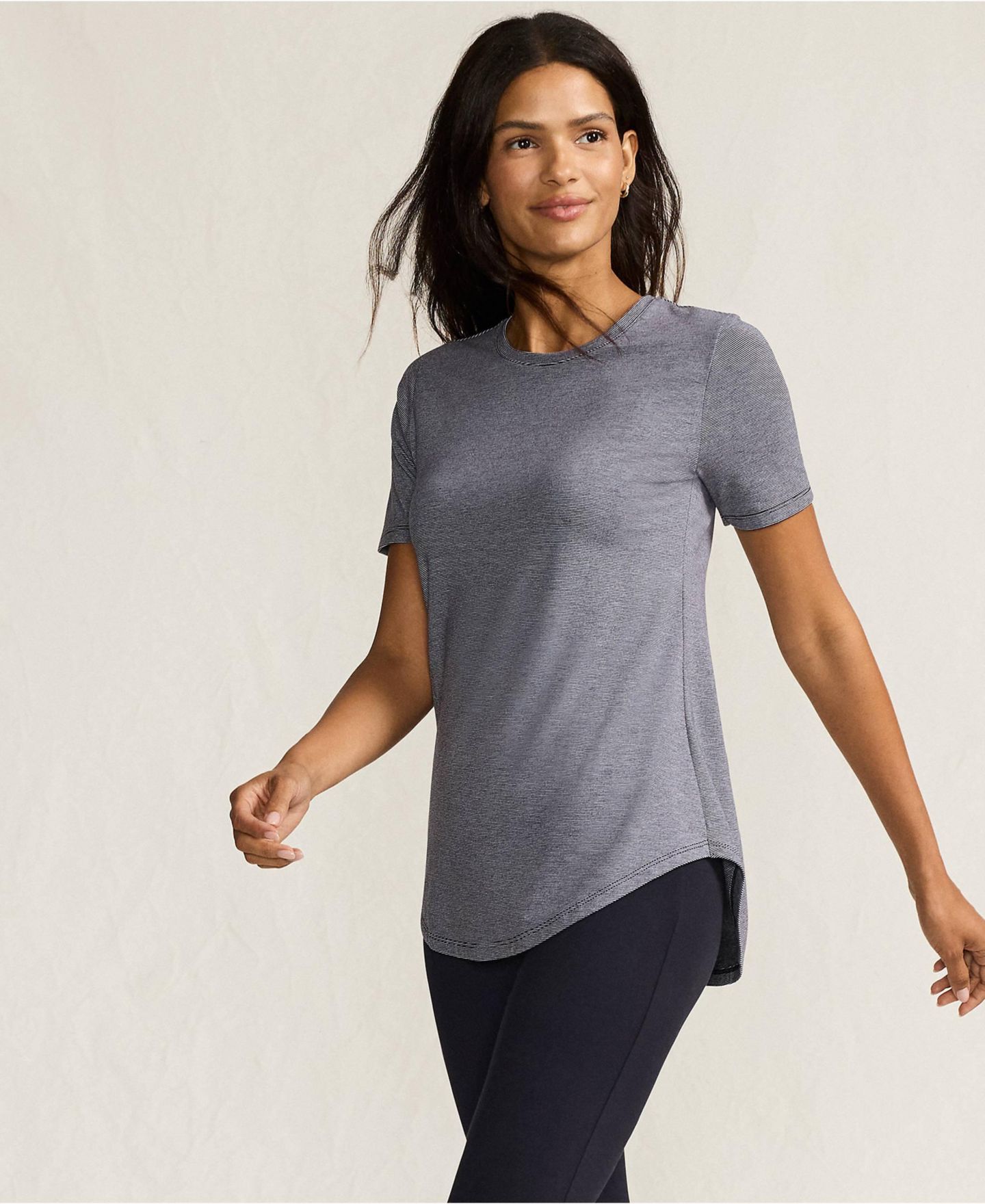 Женская футболка Lands' End Short Sleeve Cooling Performance Tunic, цвет: Чёрный — фото 4