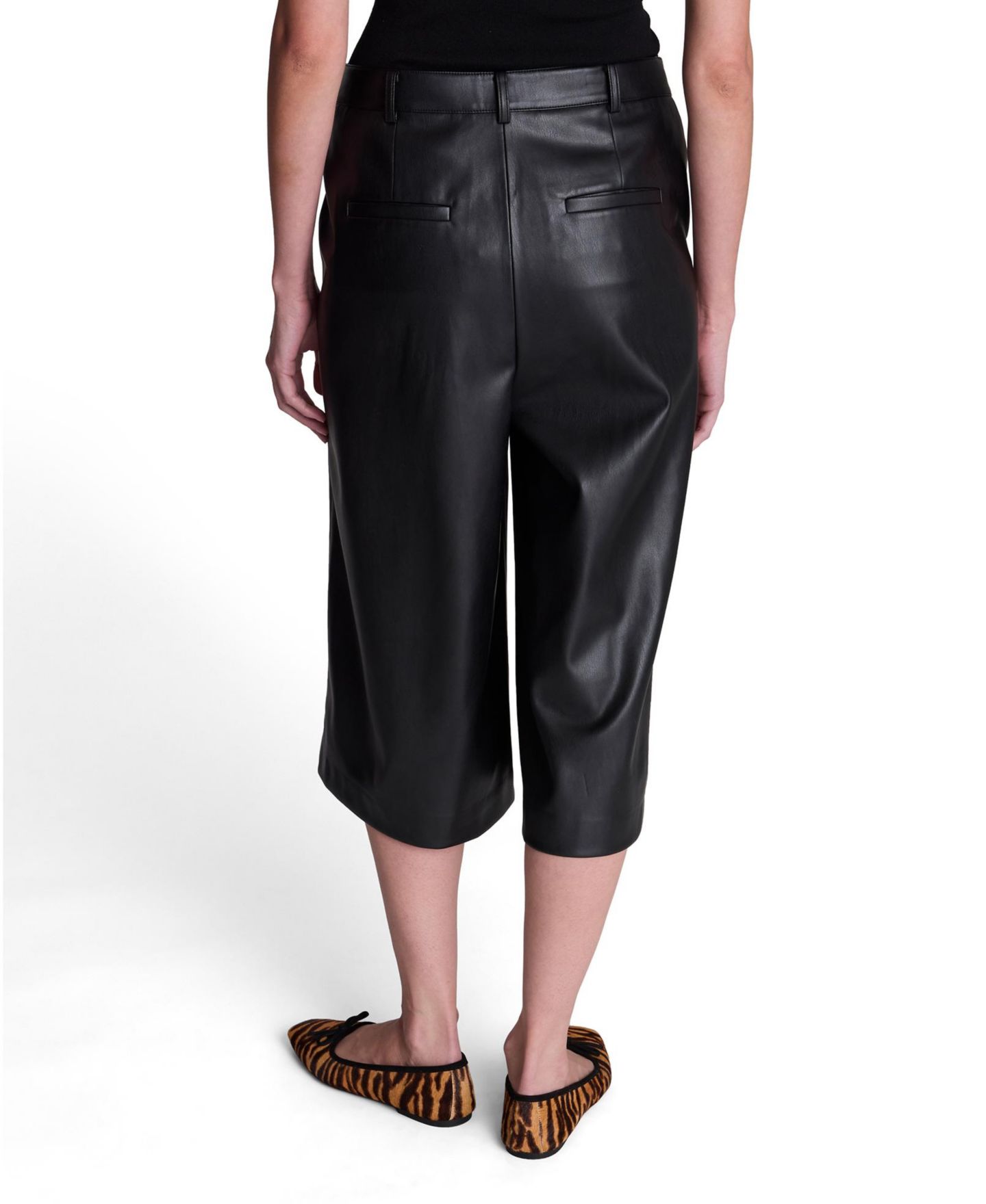 Женские шорты Kenneth Cole High-Waisted Faux-Leather High Rise Pintuck Long Short, цвет: Чёрный — фото 6