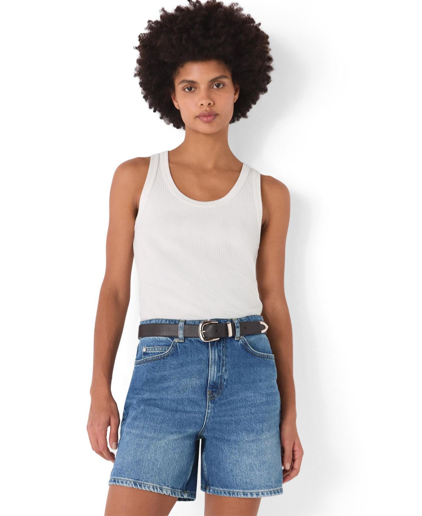 Женские шорты Whistles Mid-Rise Relaxed Mid-Thigh Denim Shorts, 6" Inseam, цвет: Джинсовый — фото 3