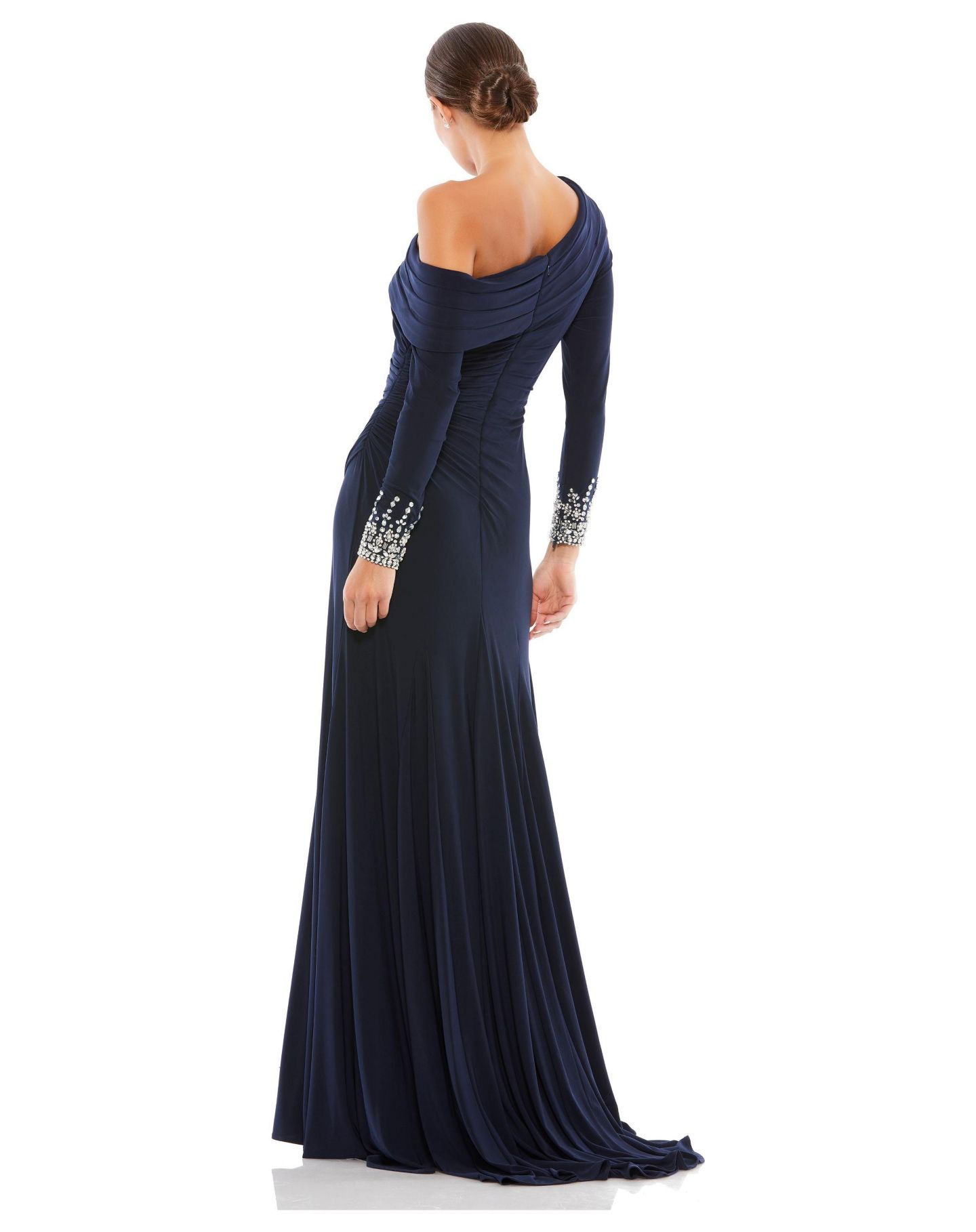 Женское платье Mac Duggal Beaded Cuff Drop Shoulder Faux Wrap Gown, цвет: Тёмно-синий — фото 2