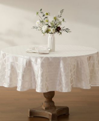 Laurel Leaf Oval Platinum Tablecloth, 70 x 104 