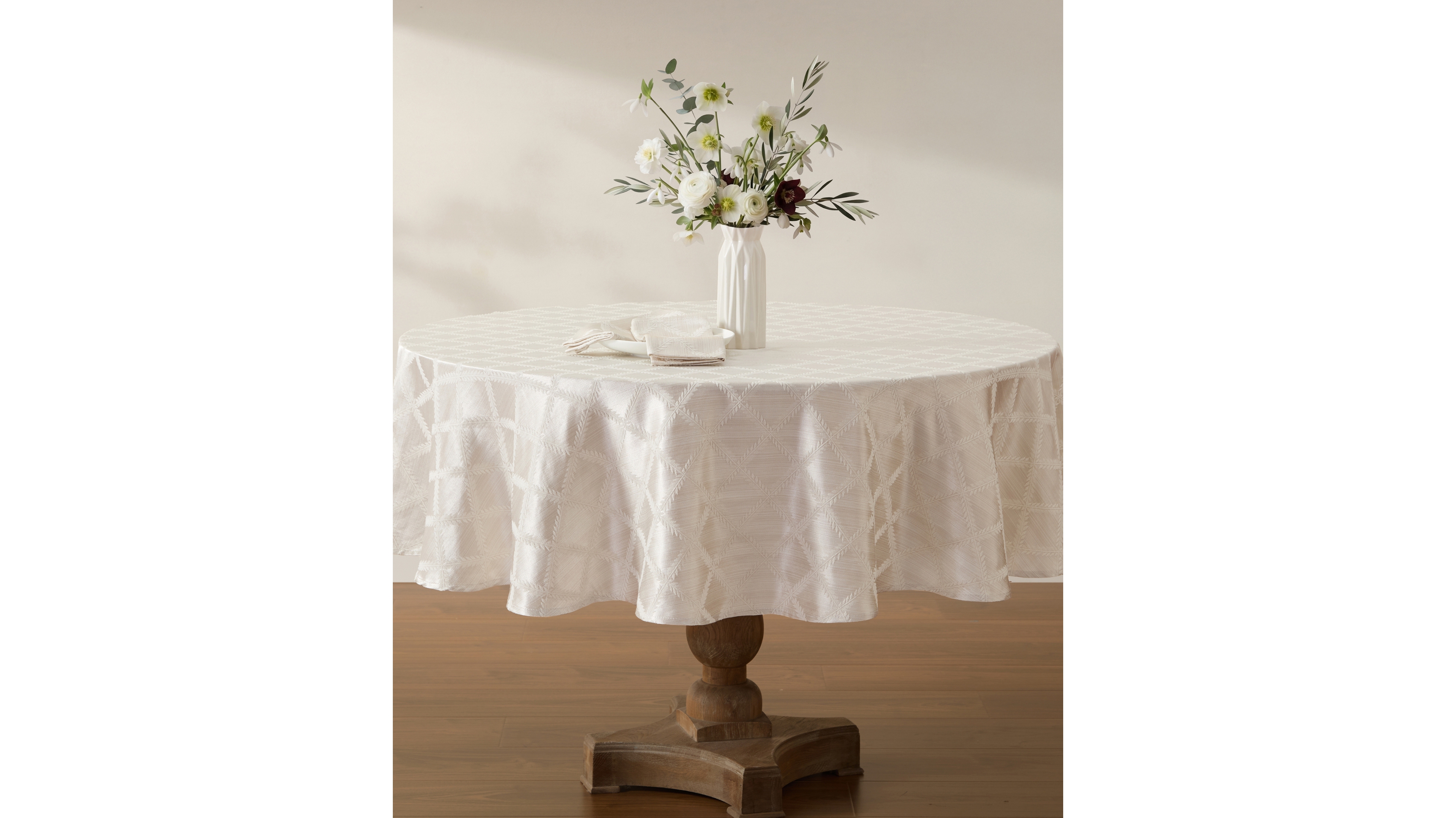 Lenox Laurel Leaf Oval Platinum Tablecloth, 70 x 104