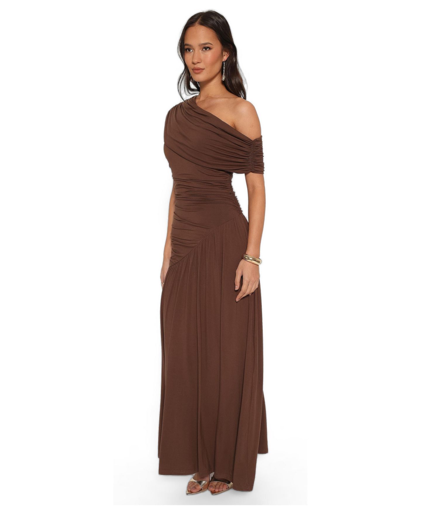 Женское платье Petal and Pup Sharmay Asymmetrical Off-Shoulder Ruched Wedding Guest Maxi, цвет: Коричневый — фото 2