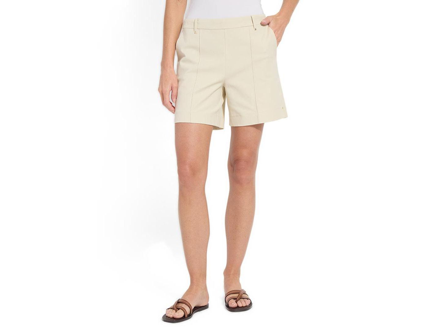 Женские шорты LYSSE Amanda Pull-On Mid-Rise Stretch-Twill Shorts, 6" Inseam, цвет: Бежевый — фото 1