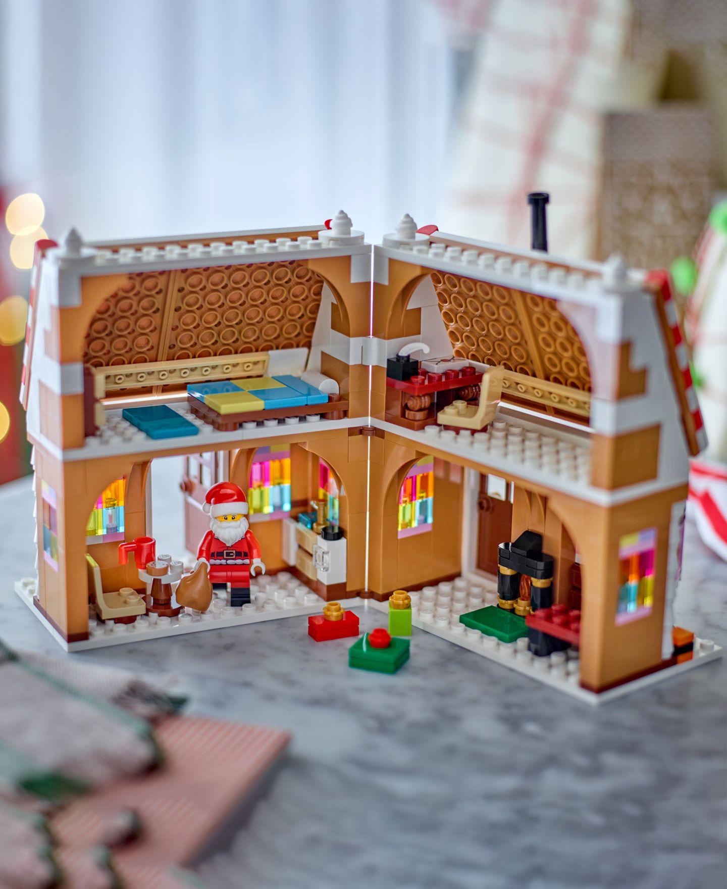 LEGO® Конструктор LEGO Holidays Festive Gingerbread House 40809, 498 деталей, от 10 лет — фото 4