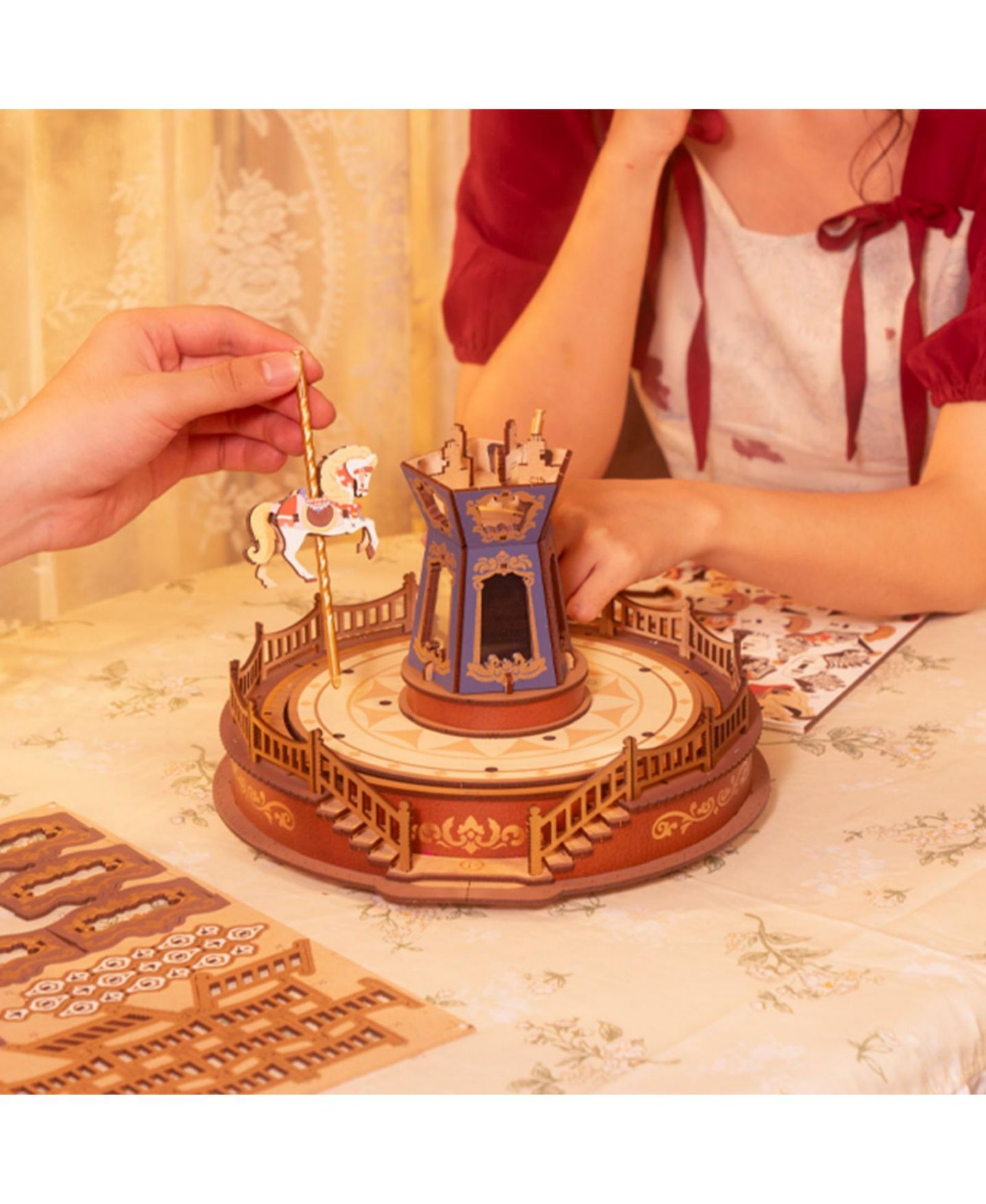 Детский конструктор Robotime Classic Carousel Music Box 3D Wooden Puzzle AMC01 265-Piece Building Set, Ages 14+ — фото 6