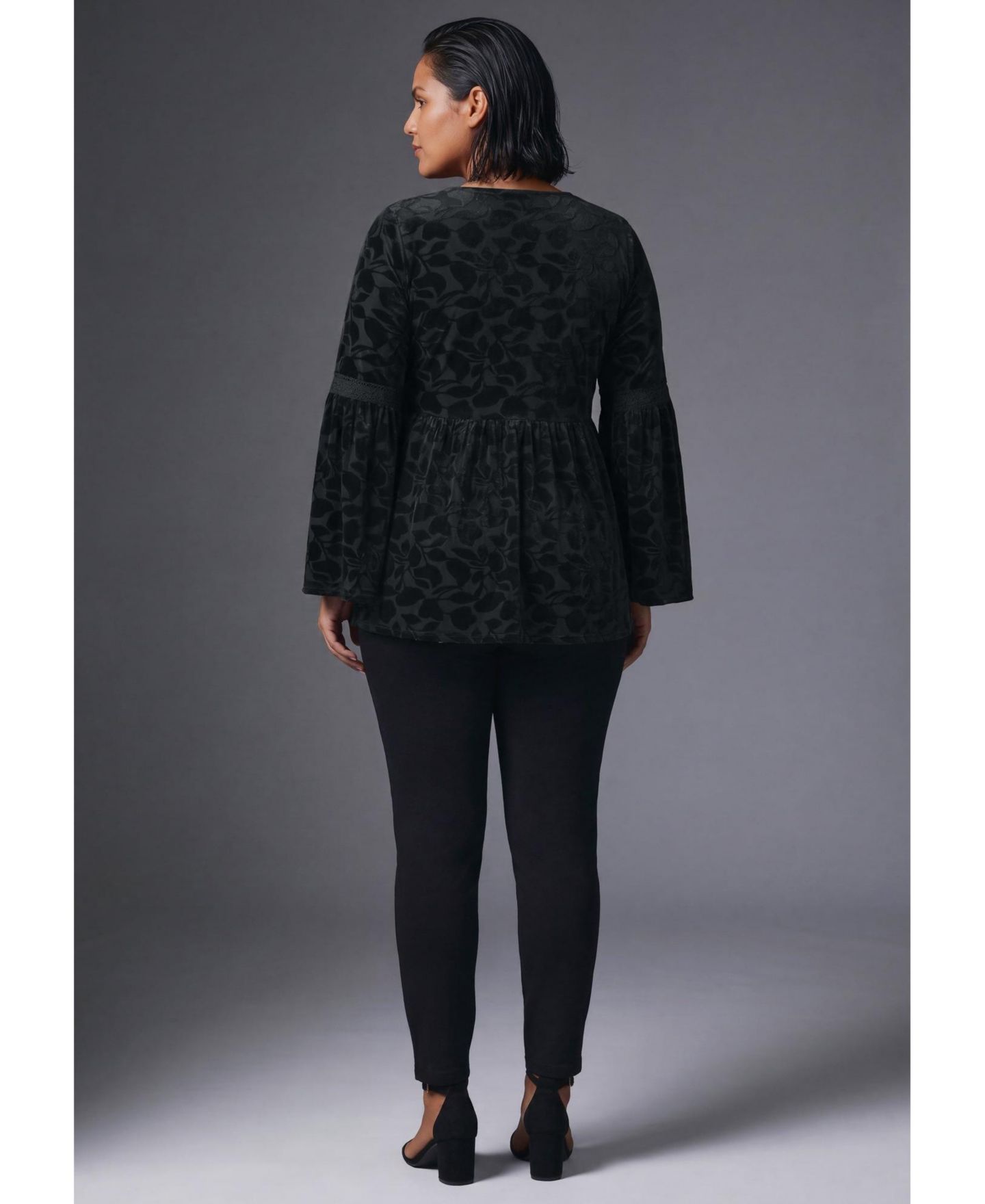Женская блузка Avenue Plus Size Lorelei Bell-Sleeve V-Neck Lace-Trim, цвет: Чёрный — фото 2