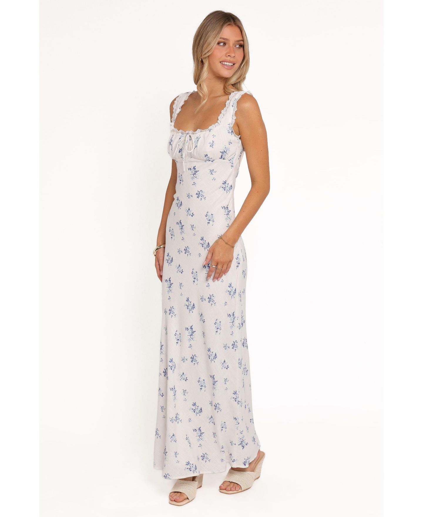 Женское платье Petal and Pup Sakara Square-Neck Open-Back Maxi, цвет: Синий с принтом — фото 2
