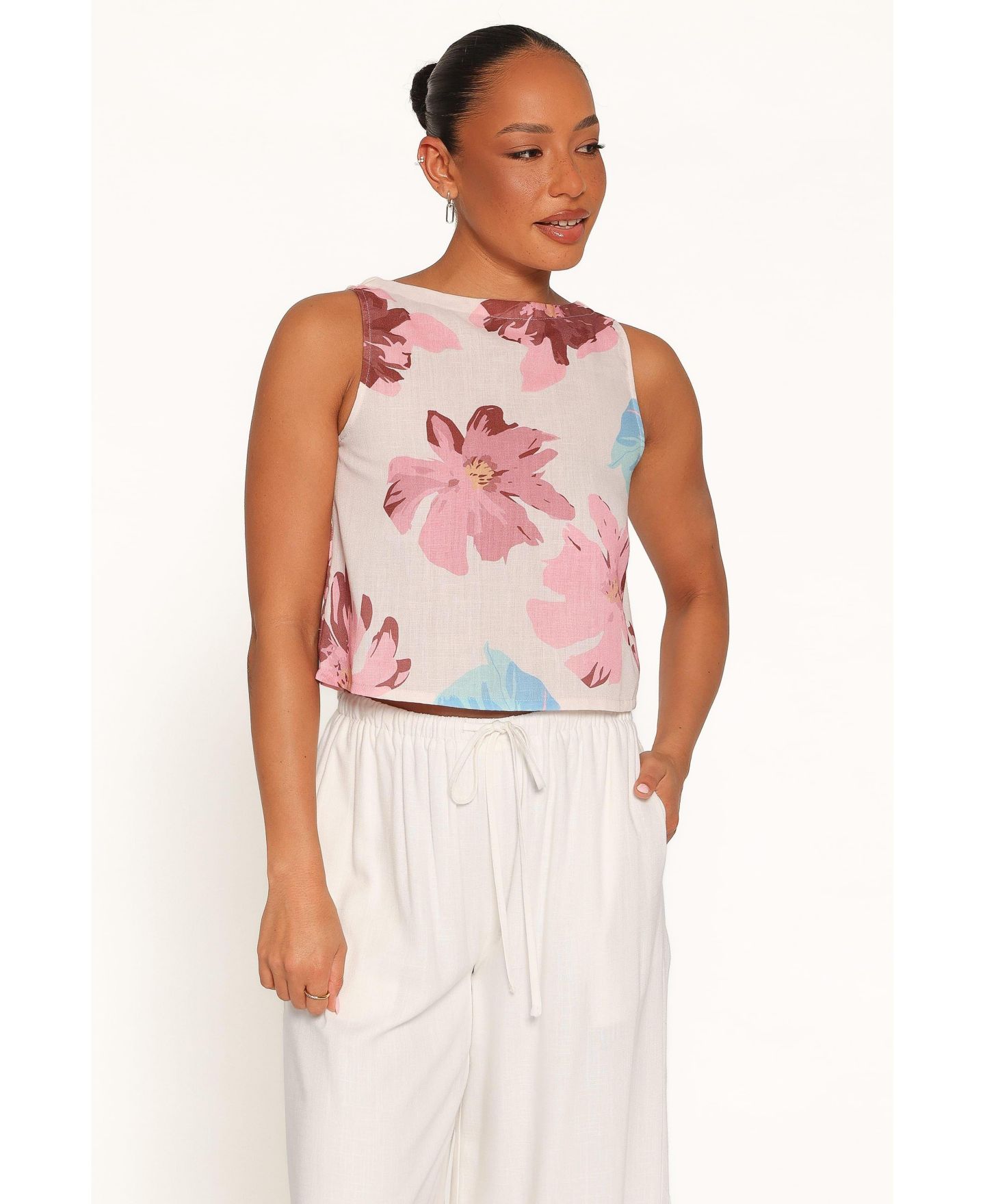 Женский топ Petal and Pup Leni Sleeveless Boat Neck Floral-Print Linen-Blend, цвет: Розовый с принтом — фото 4