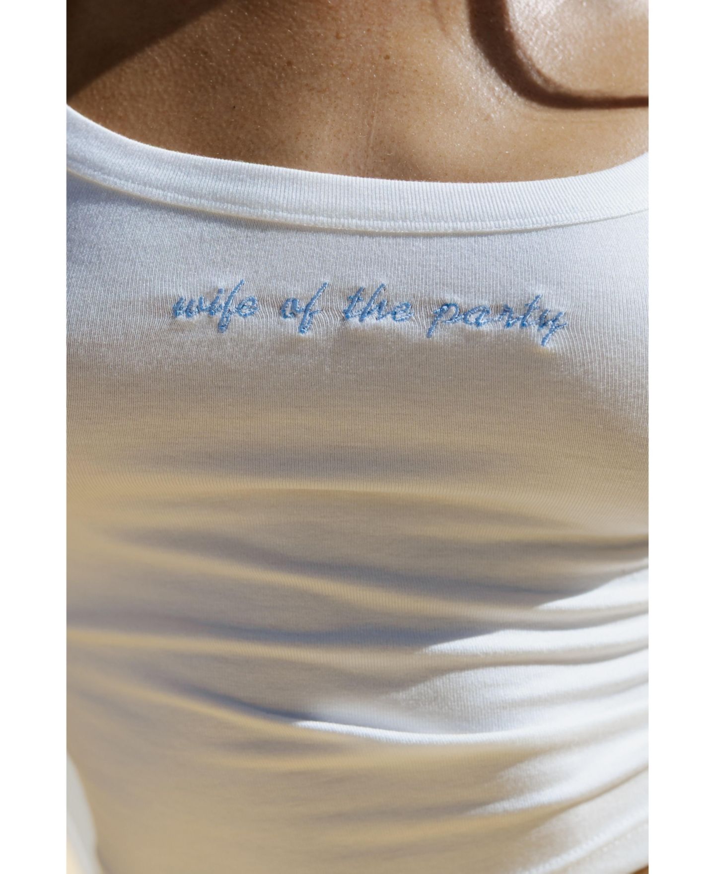 Женский топ Untamed Petals Embroidered Scoop Neck Wifey, цвет: Белый — фото 3