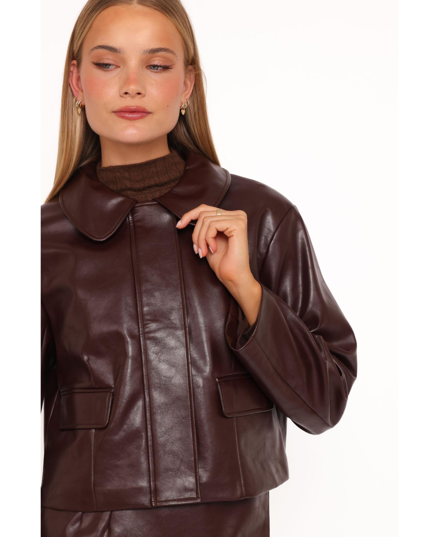 Женская куртка Petal and Pup Haylie Crop Faux Leather, цвет: Бордовый — фото 7