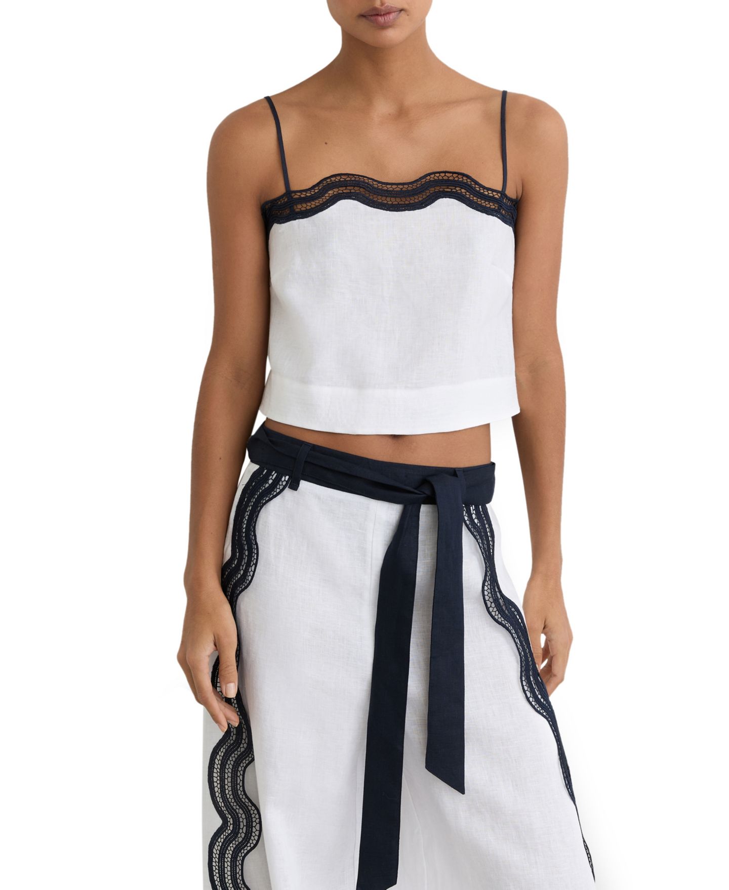 Женский топ REISS Felicity Sleeveless Scalloped Lace Square Neck Linen Camisole, цвет: Слоновая кость / Тёмно-синий — фото 1
