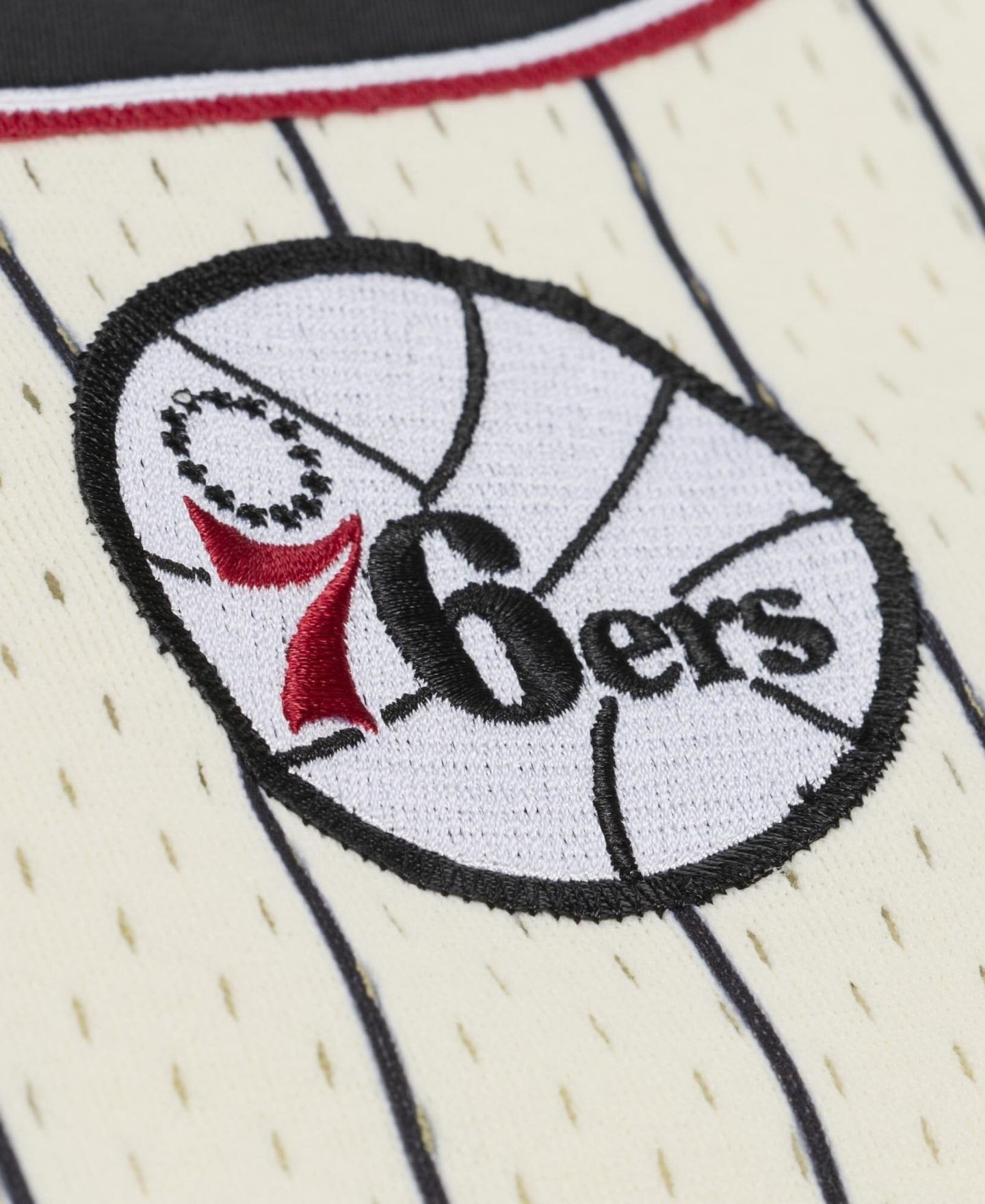 Мужской топ Mitchell & Ness Allen Iverson Cream Philadelphia 76ers Player Mesh Button-Front Jersey — фото 4