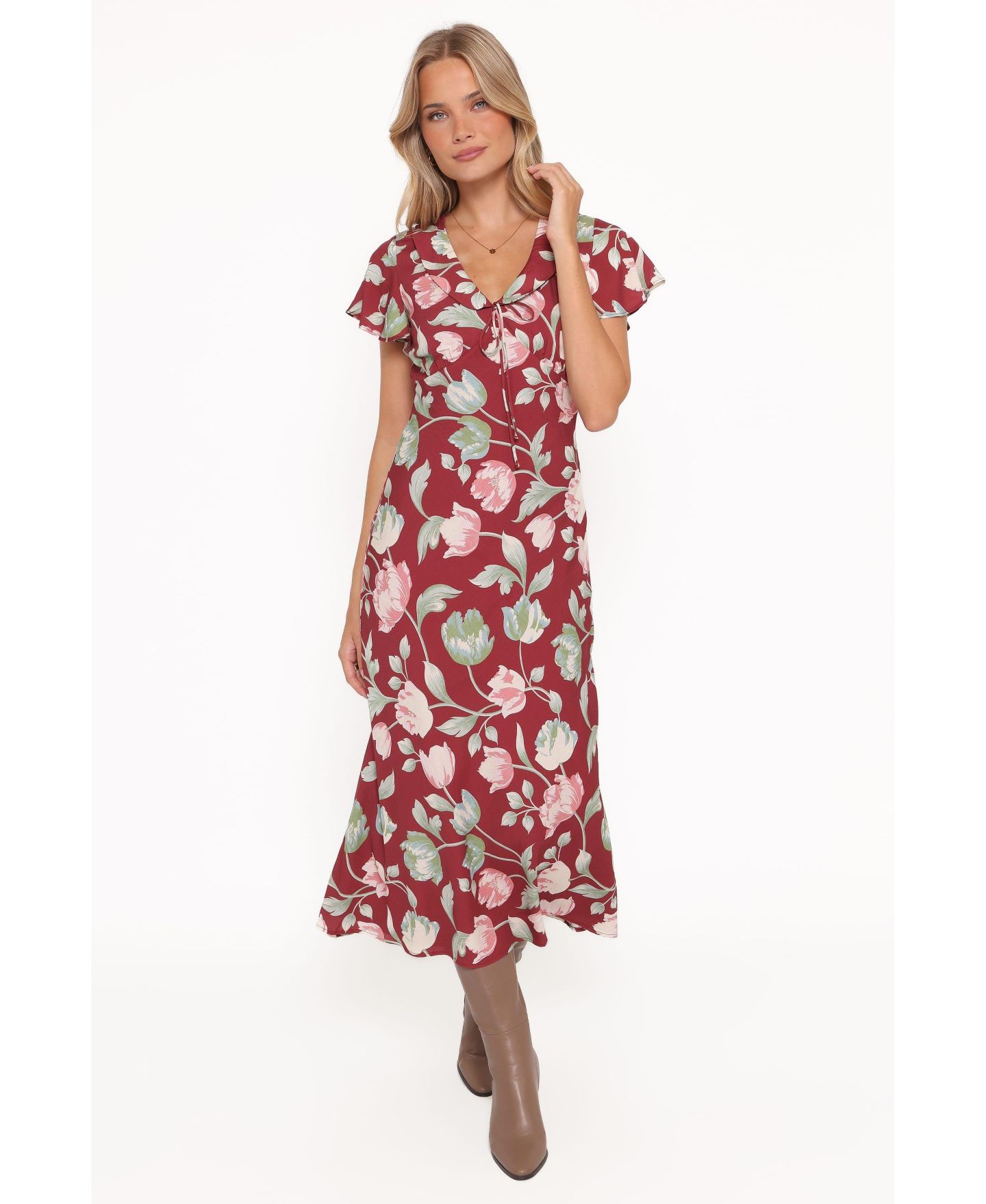 Женское платье Petal and Pup Linden Floral V-Neck Flutter-Sleeve Midi, цвет: Красный с принтом — фото 4