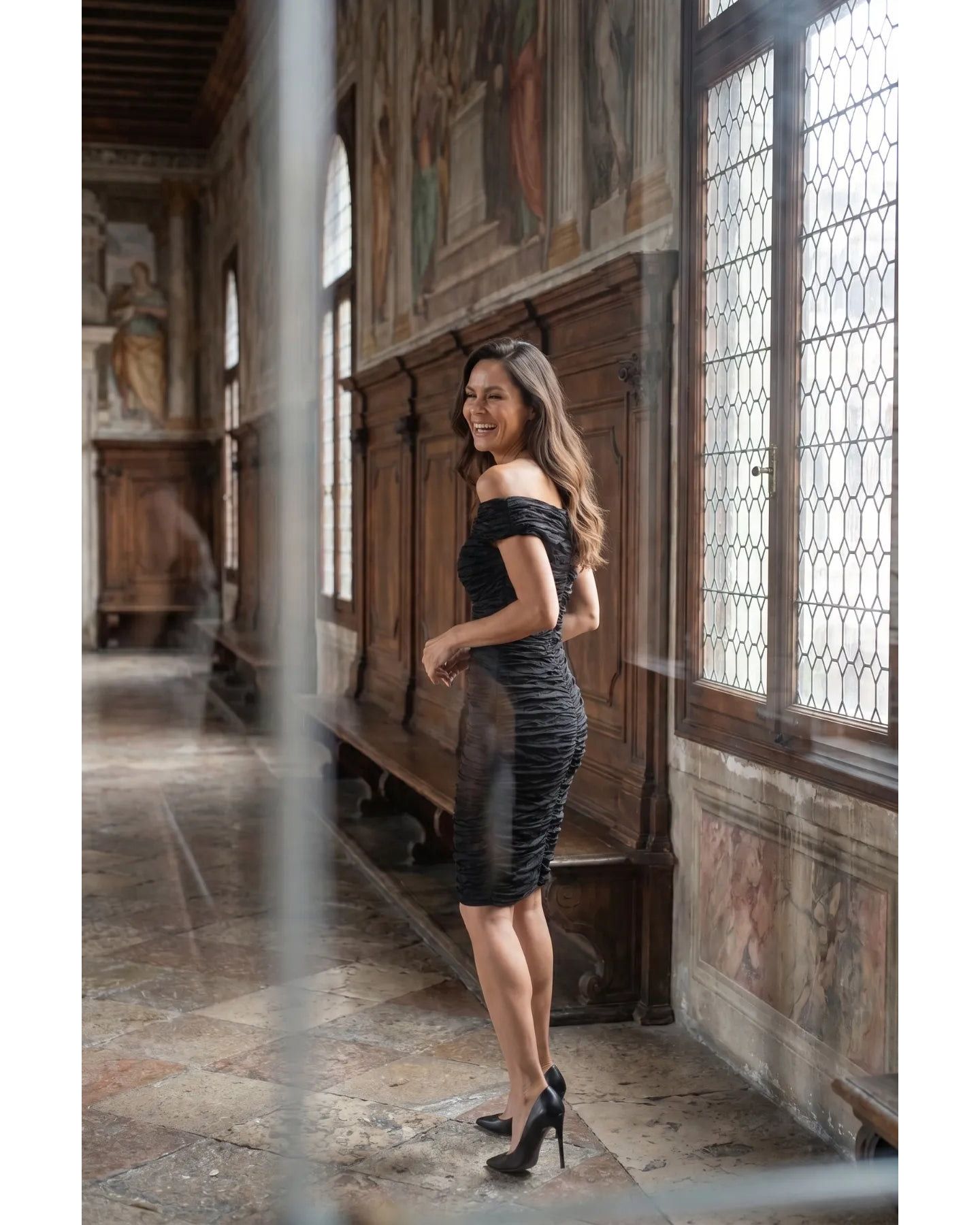 Женское платье Luna Fashion House Lina Ruched Crystal Trim Off-Shoulder Midi — фото 5