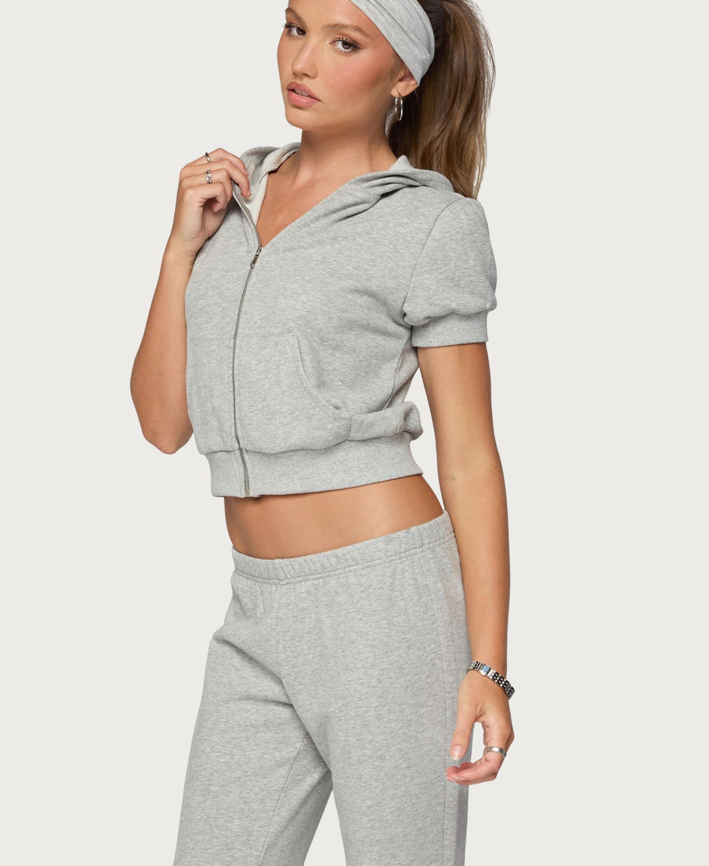 Женский топ Edikted Rachel Short-Sleeve Hooded Cropped, цвет: Серый меланжевый — фото 4