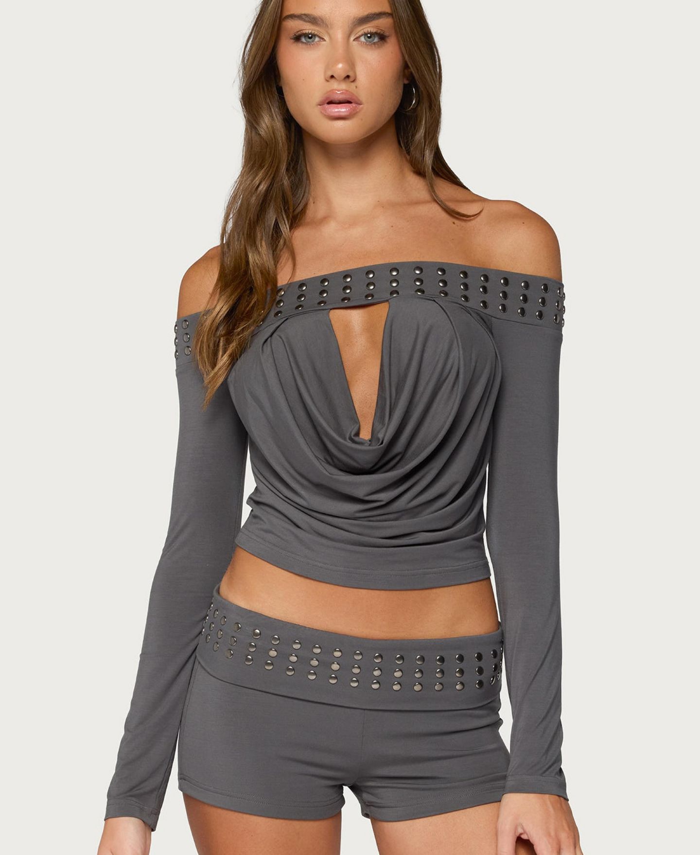 Женский топ Edikted Amy Off-the-Shoulder Cowl Neck Long Sleeve Studded Crop, цвет: Тёмный серый — фото 1