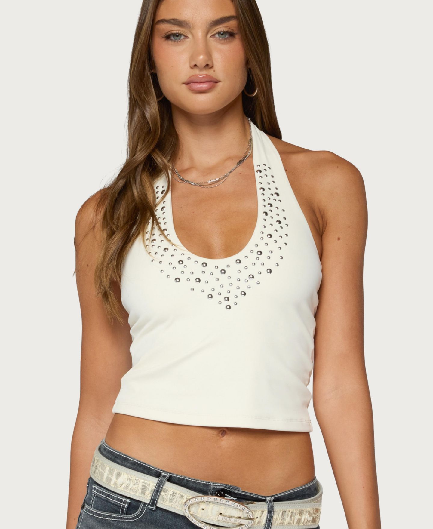 Женский топ Edikted Jemson Halter Crop Studded, цвет: Слоновая кость — фото 1