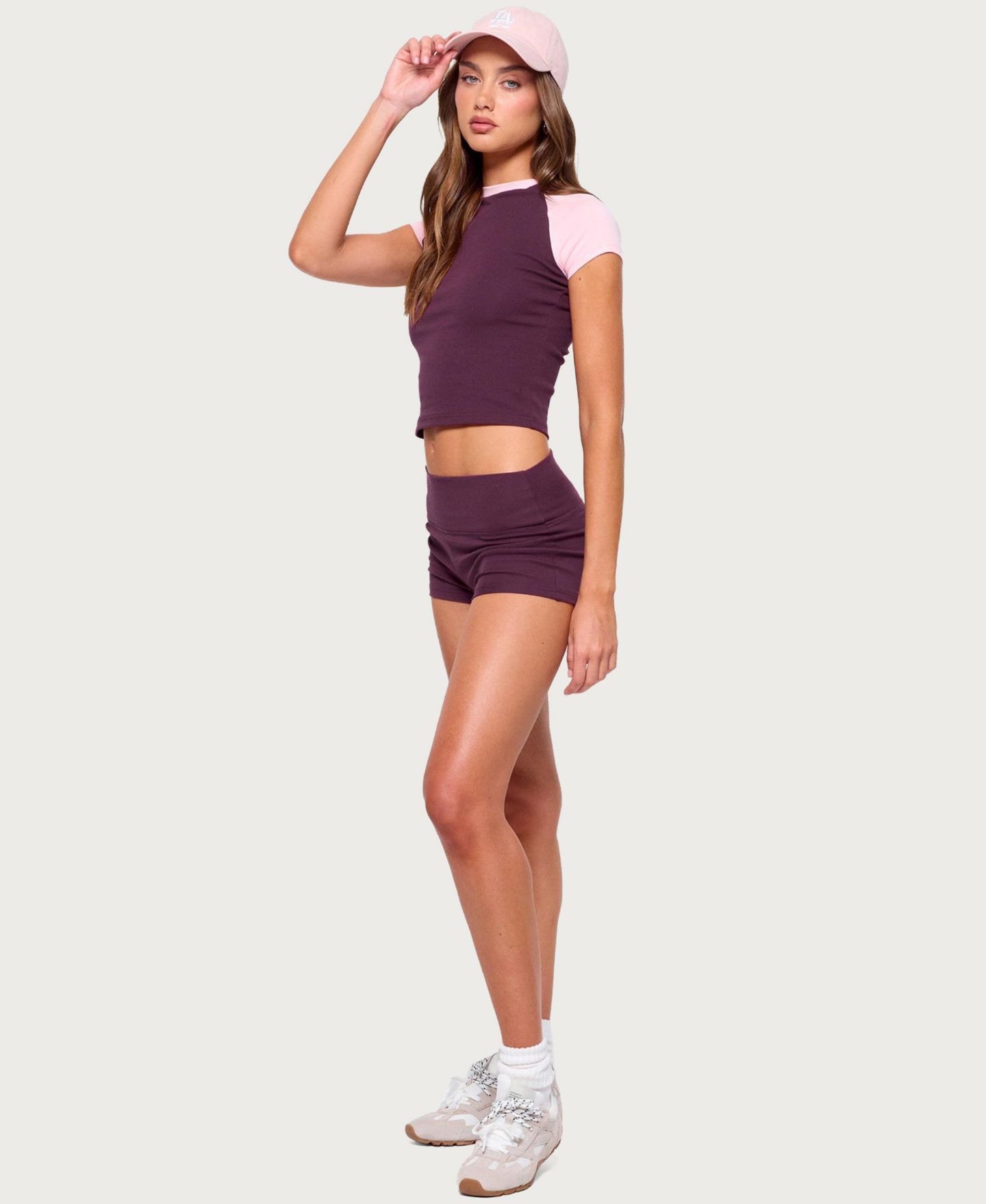 Женская футболка Edikted Anlie Crewneck Contrast Raglan Crop, цвет: Сливовый розовый — фото 5