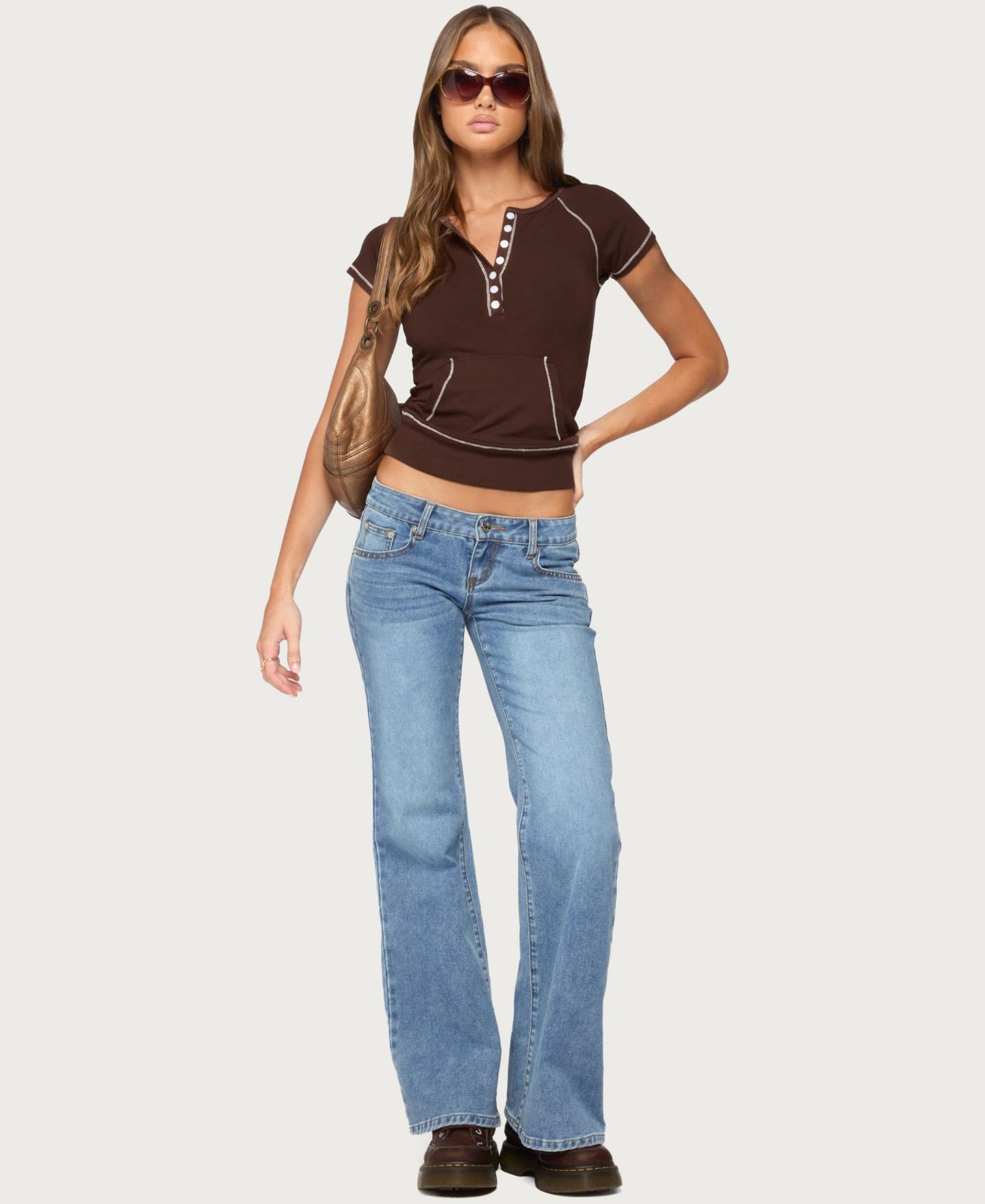 Женский топ Edikted Jeena Short-Sleeve Kangaroo-Pocket Henley, цвет: Коричневый — фото 4
