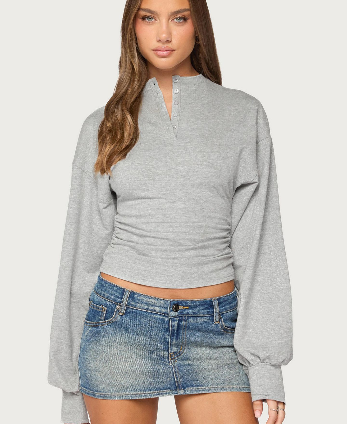 Женский топ Edikted Diya V-Neck Puff-Sleeve Henley, цвет: Серый меланжевый — фото 1