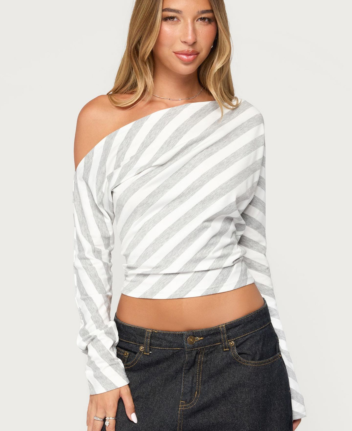 Женский топ Edikted Gaira Off-The-Shoulder Long-Sleeve Striped, цвет: Серый меланжевый белый — фото 1