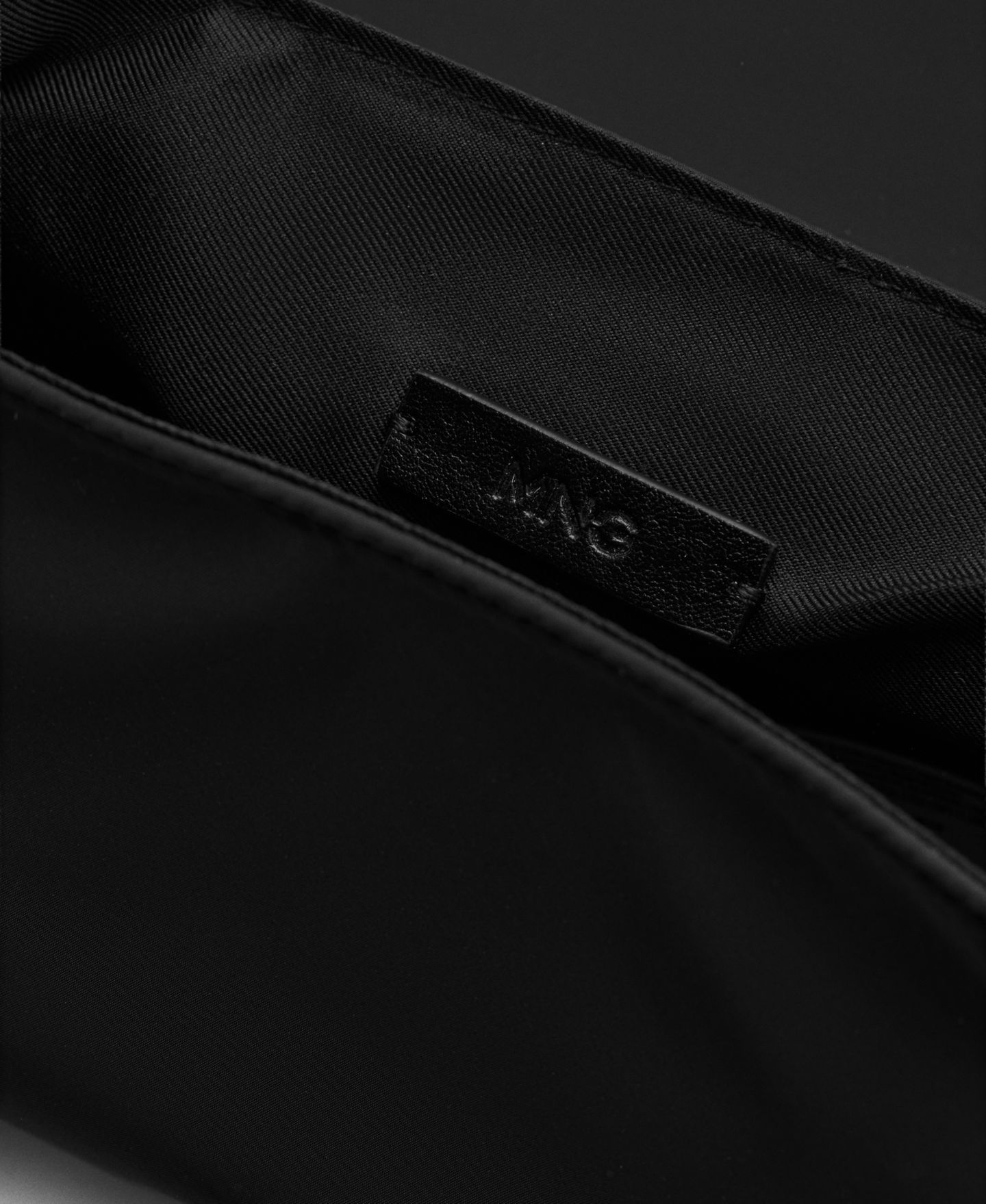 Женская сумка Mango Faux Leather Pockets and Buckle Shoulder, цвет: Чёрный — фото 5