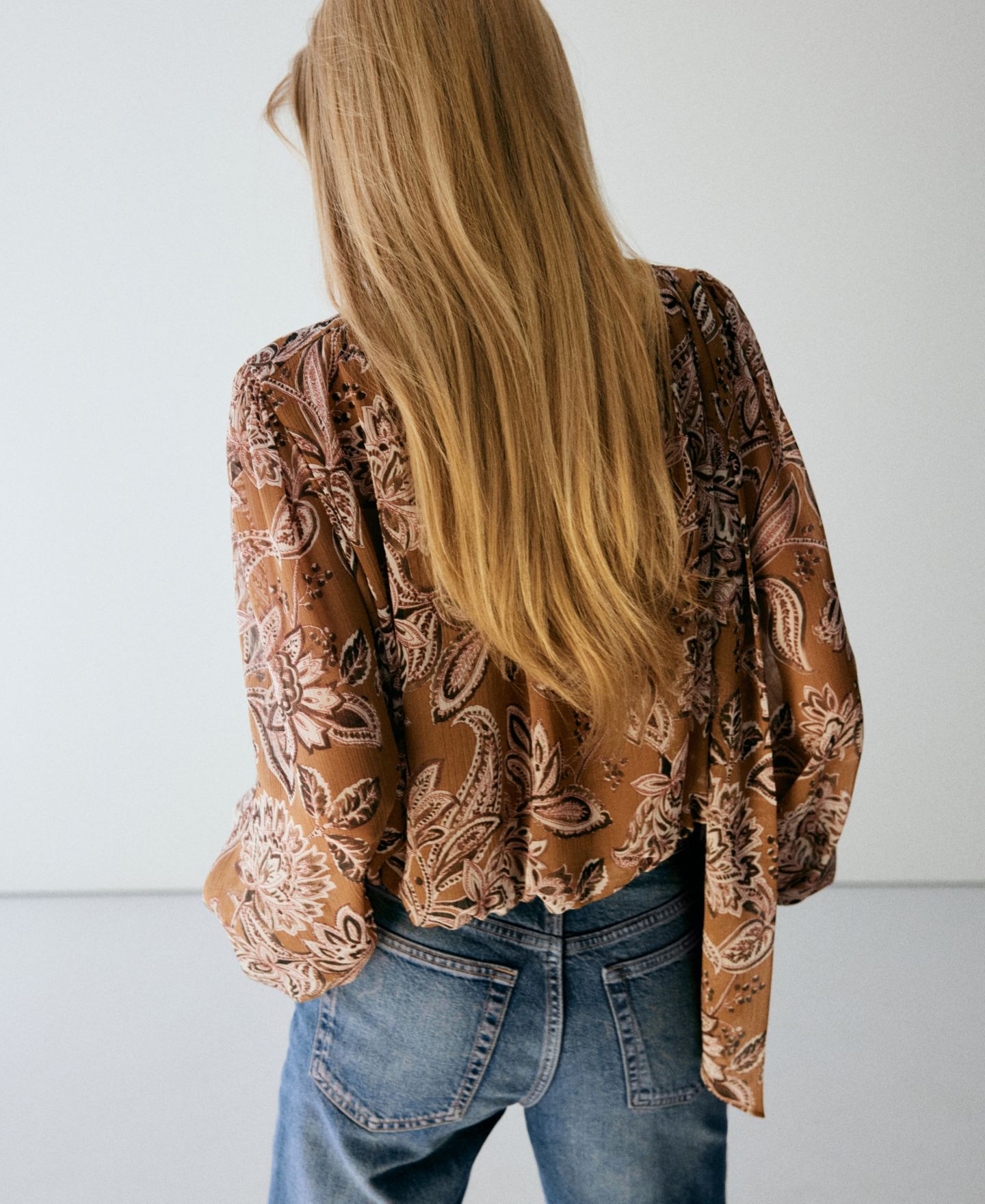 Женская блузка Mango Floral-Print Bow Puffed-Sleeve, цвет: Коричневый — фото 4