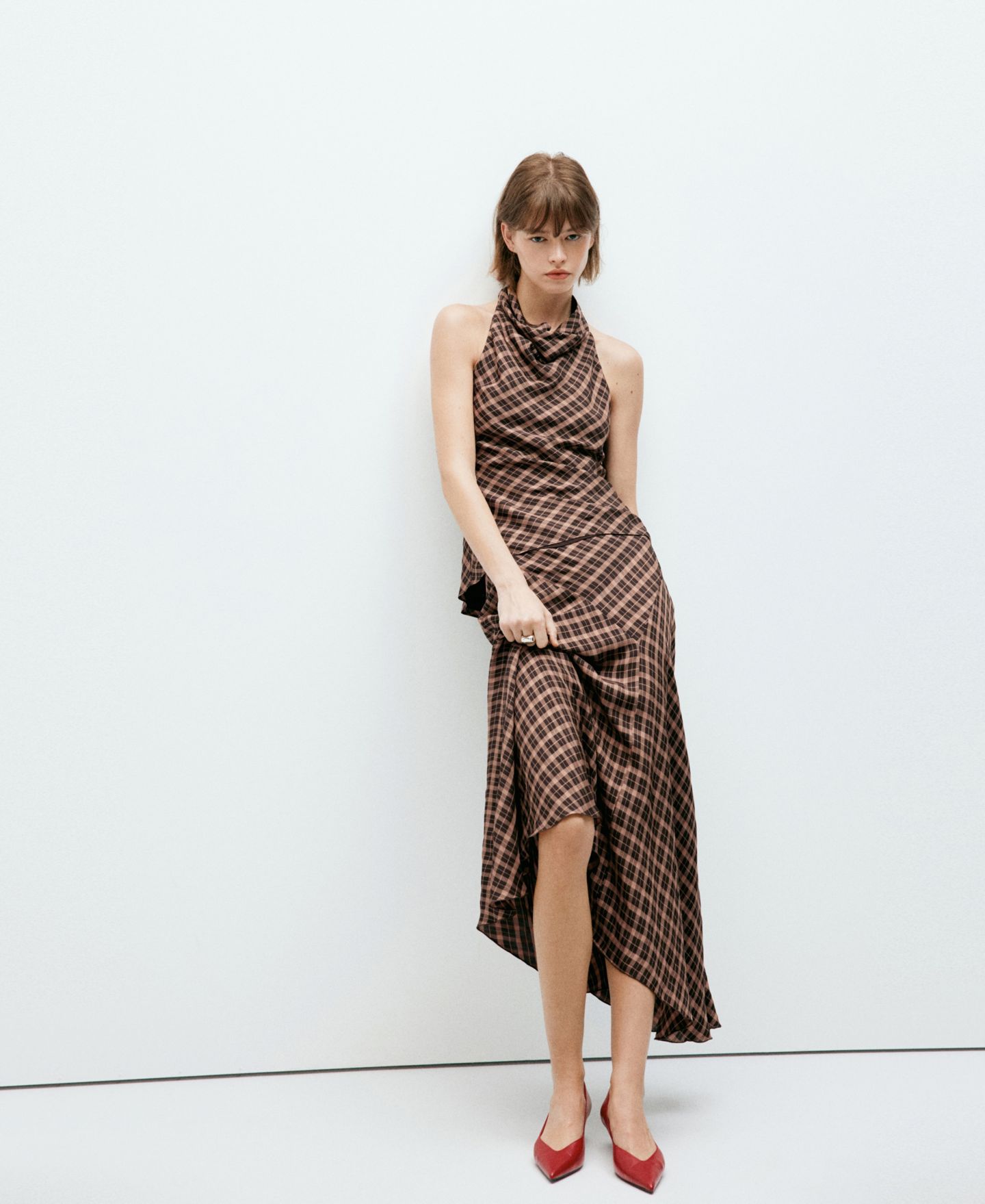 Женская блузка Mango Draped-Neck Plaid Sleeveless, цвет: Коричневый — фото 2
