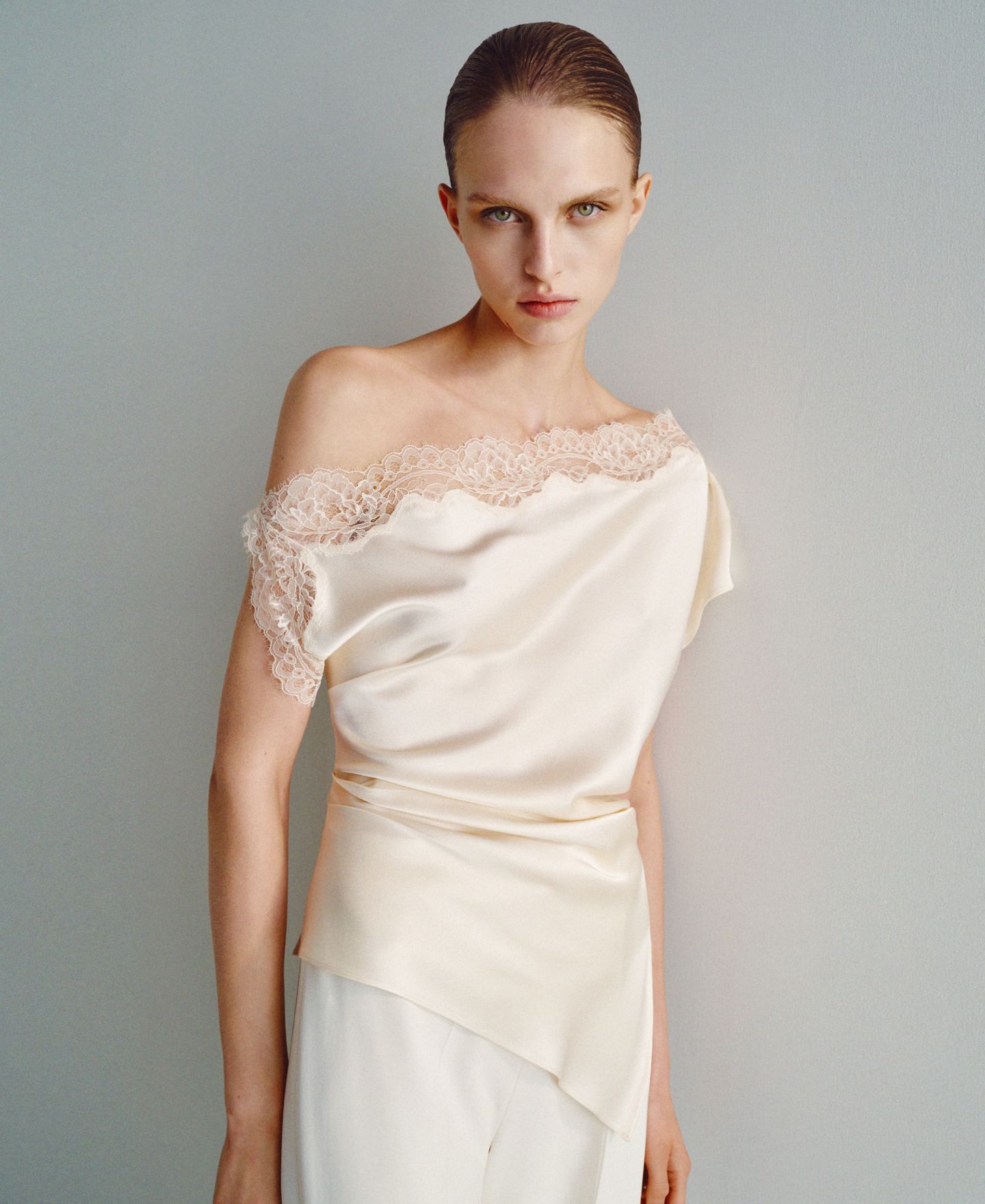 Женская блузка Mango One-Shoulder Satin Lace, цвет: Экрю — фото 2