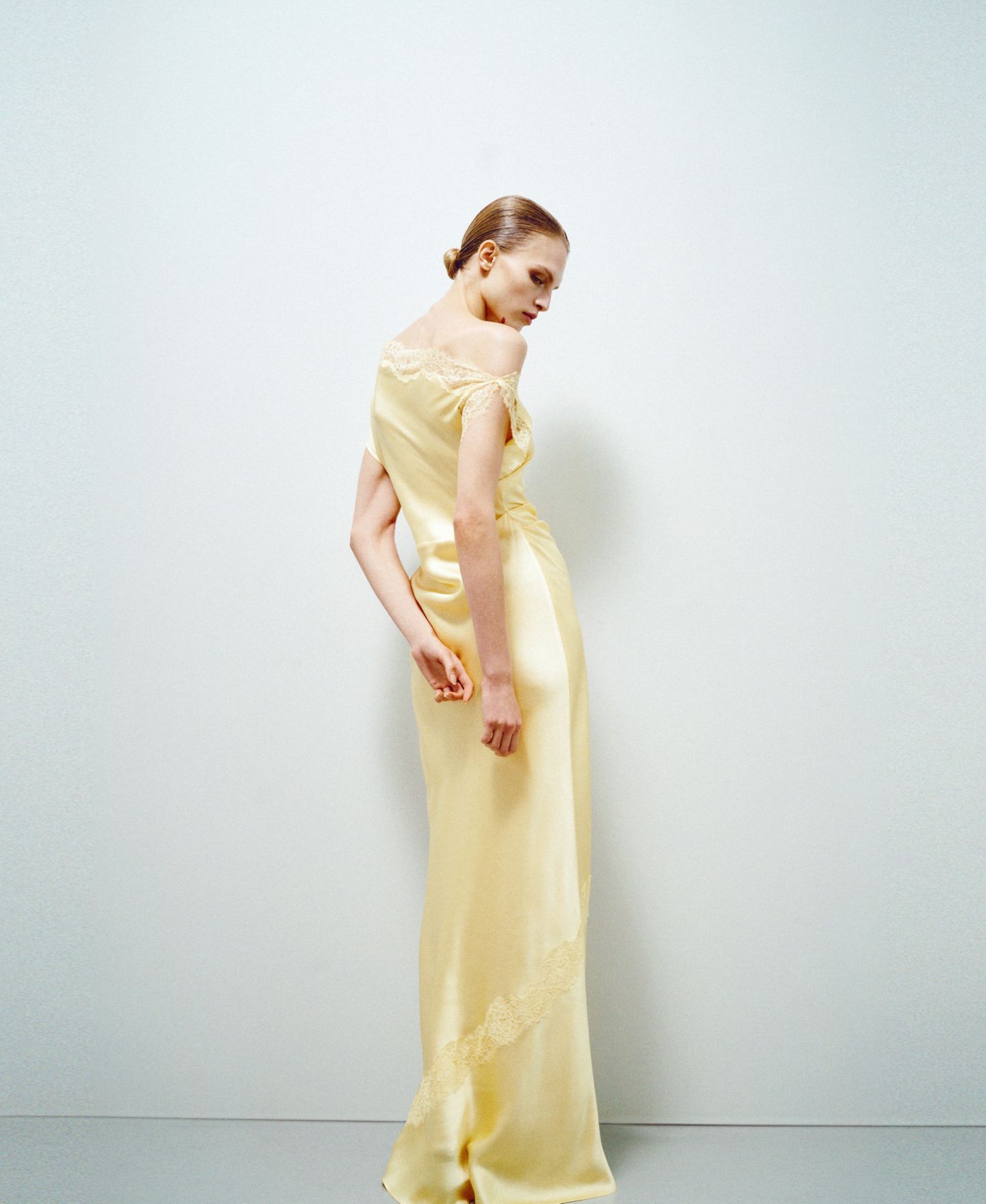 Женское платье Mango One Shoulder Asymmetrical Lace Details, цвет: Пастельный жёлтый — фото 3