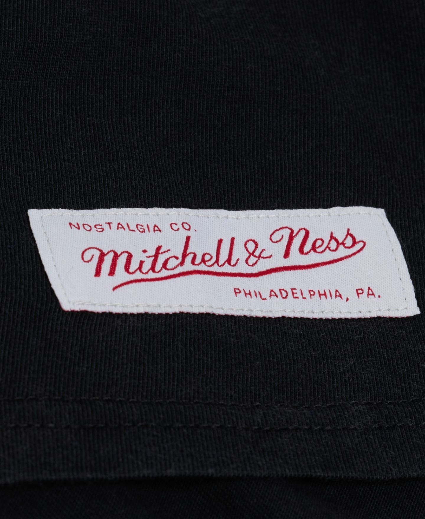 Женская футболка Mitchell & Ness Black New York Knicks Street Graphic Boxy Crop — фото 6