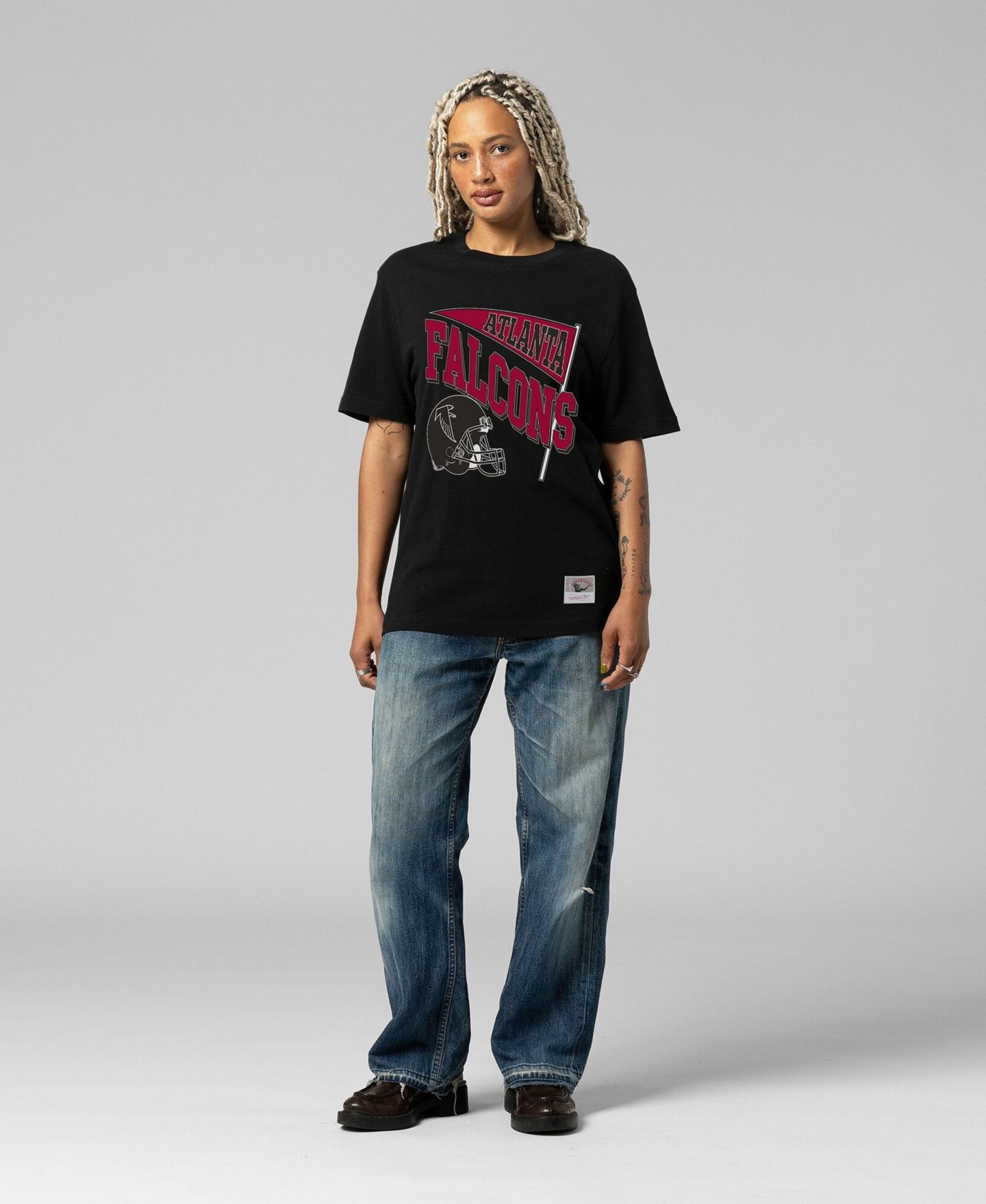 Женская футболка Mitchell & Ness Black Atlanta Falcons Team Dynamic Boyfriend — фото 1
