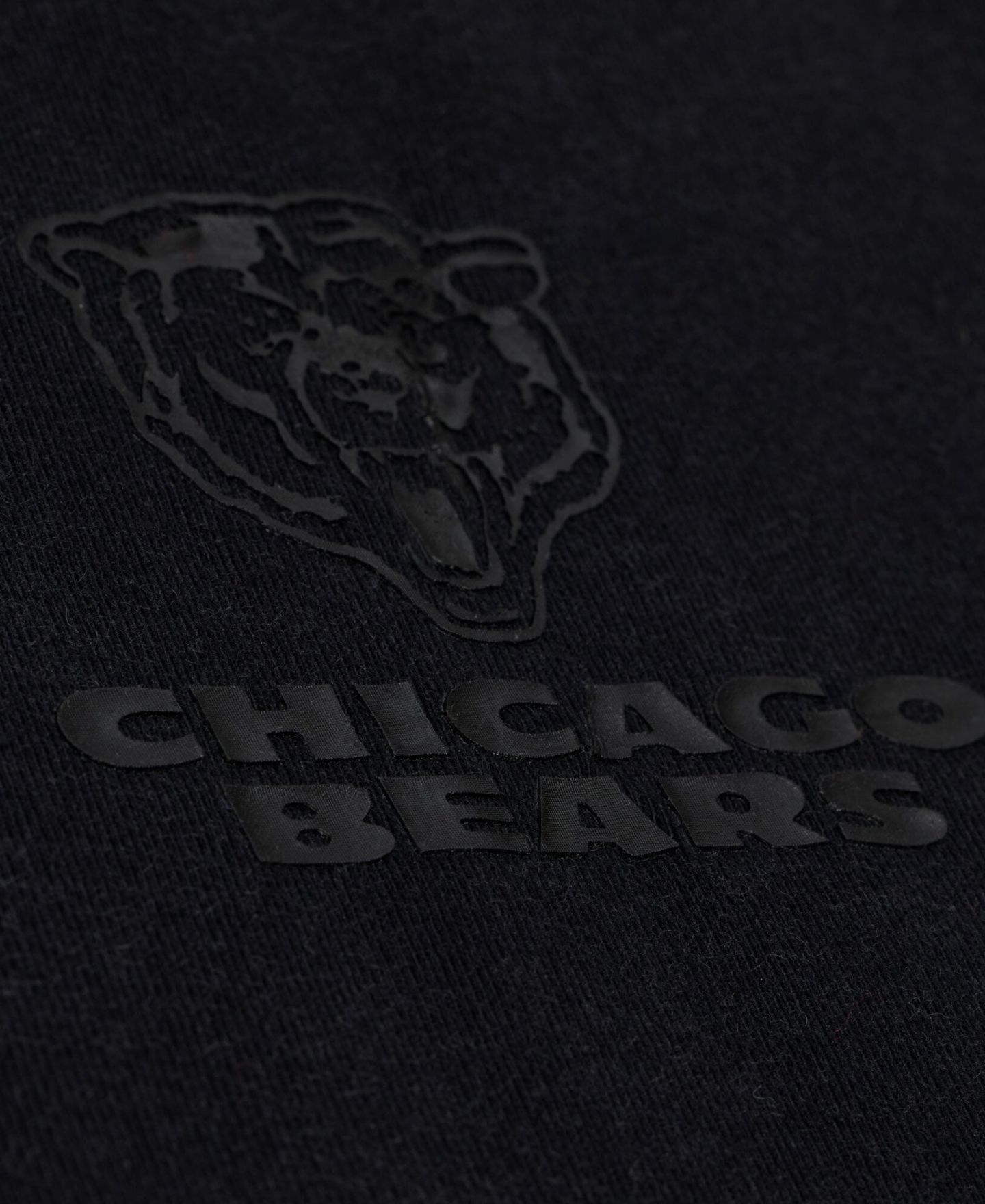 Женская футболка Mitchell & Ness Mitchell Ness Black Chicago Bears Core Essentials Micro Logo Boxy Crop — фото 4