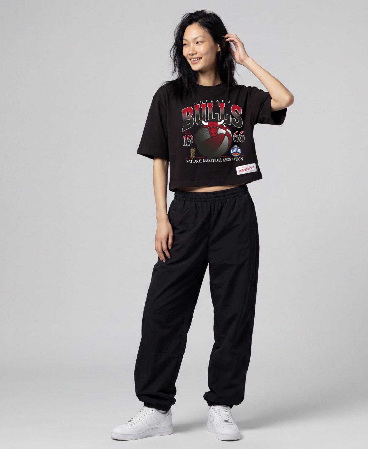 Женская футболка Mitchell & Ness Black Chicago Bulls Street Graphic Boxy Crop — фото 1