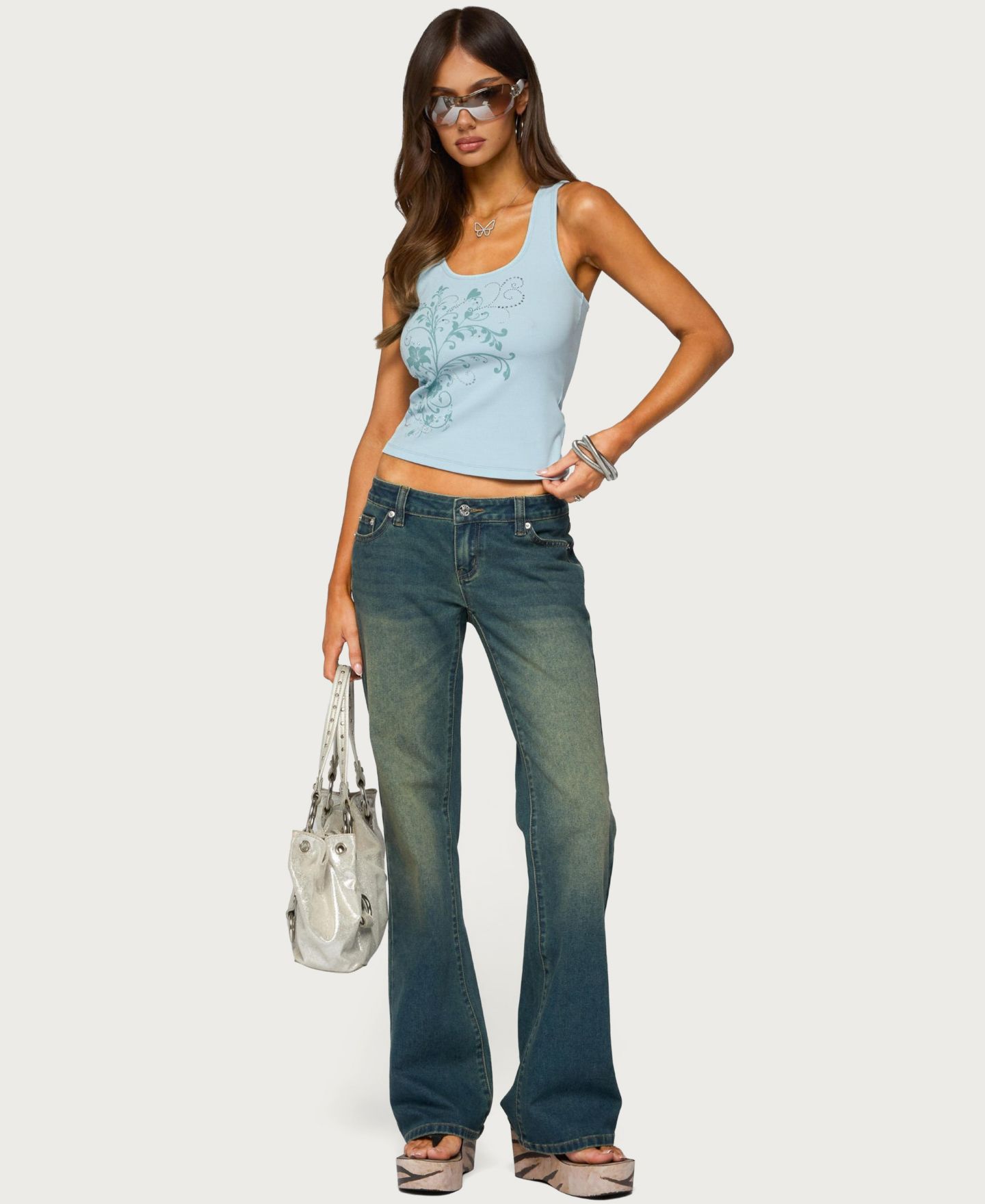 Женский топ Edikted Veila Sleeveless Scoop Neck Rhinestone Graphic, цвет: Светлый синий — фото 4