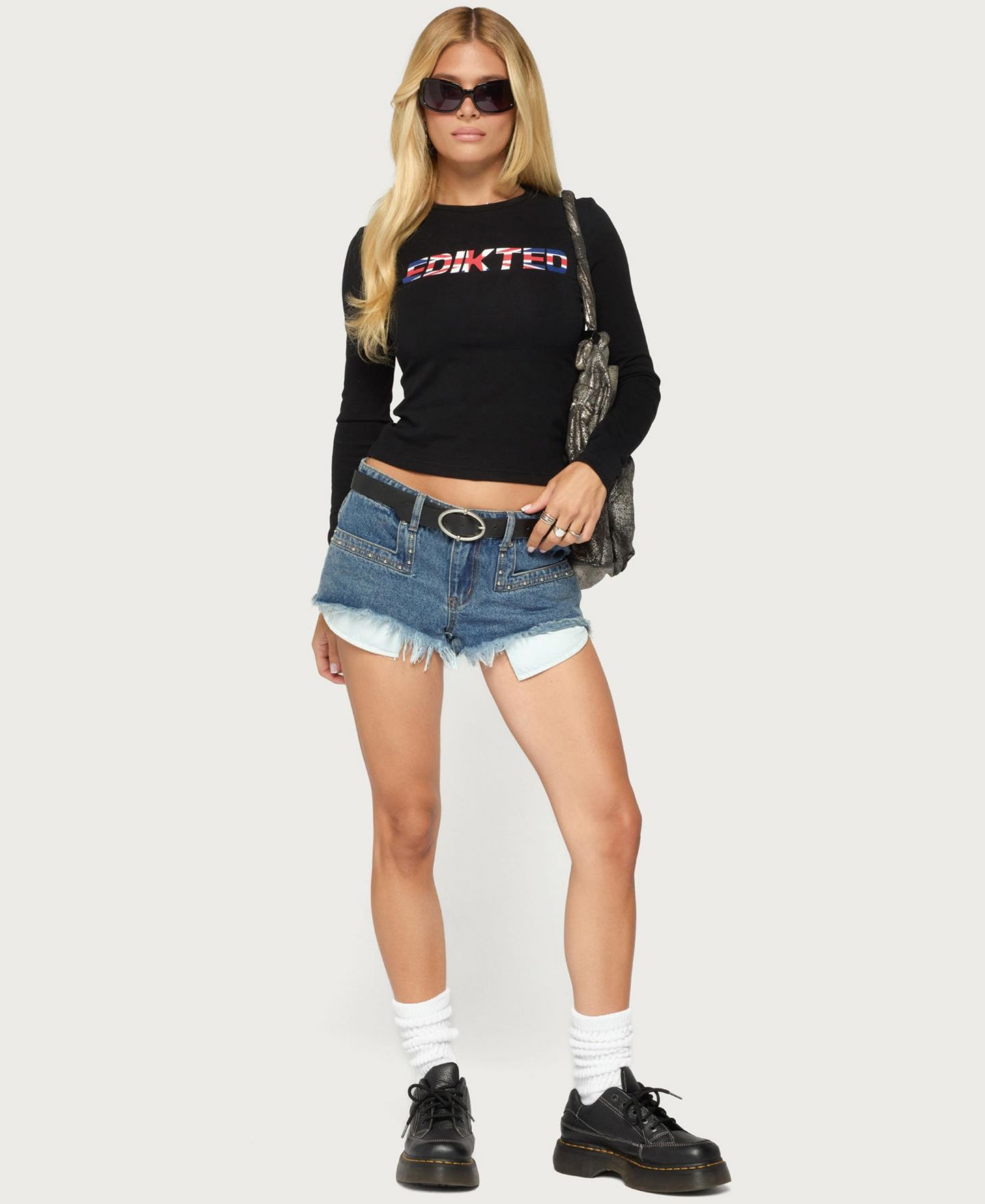 Женская футболка Edikted London Graphic Long-Sleeve Crewneck, цвет: Чёрный — фото 4