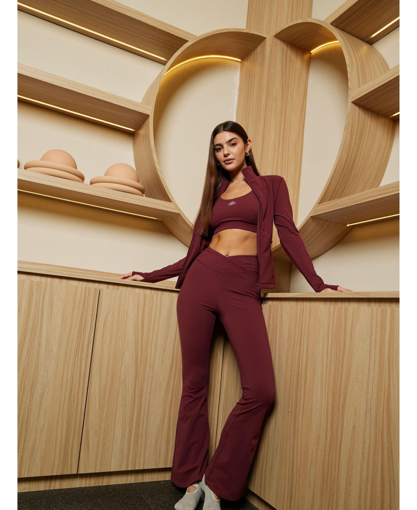 Женские леггинсы Be Athletica Be 180 High-Waisted Wrap-Waist Flared, цвет: Бордо — фото 7