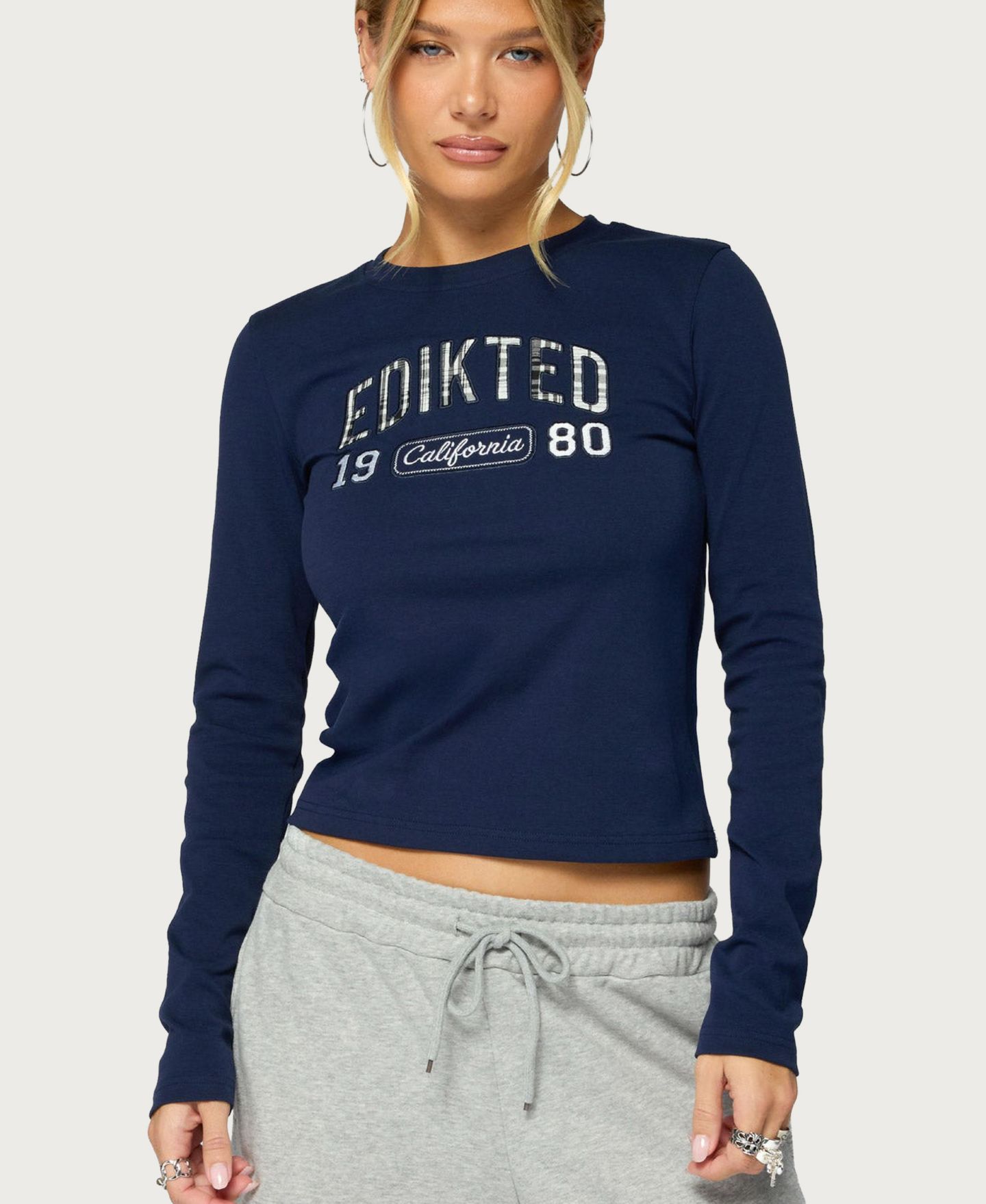 Женская футболка Edikted 1980 Cali Retro Long-Sleeve, цвет: Тёмно-синий — фото 1