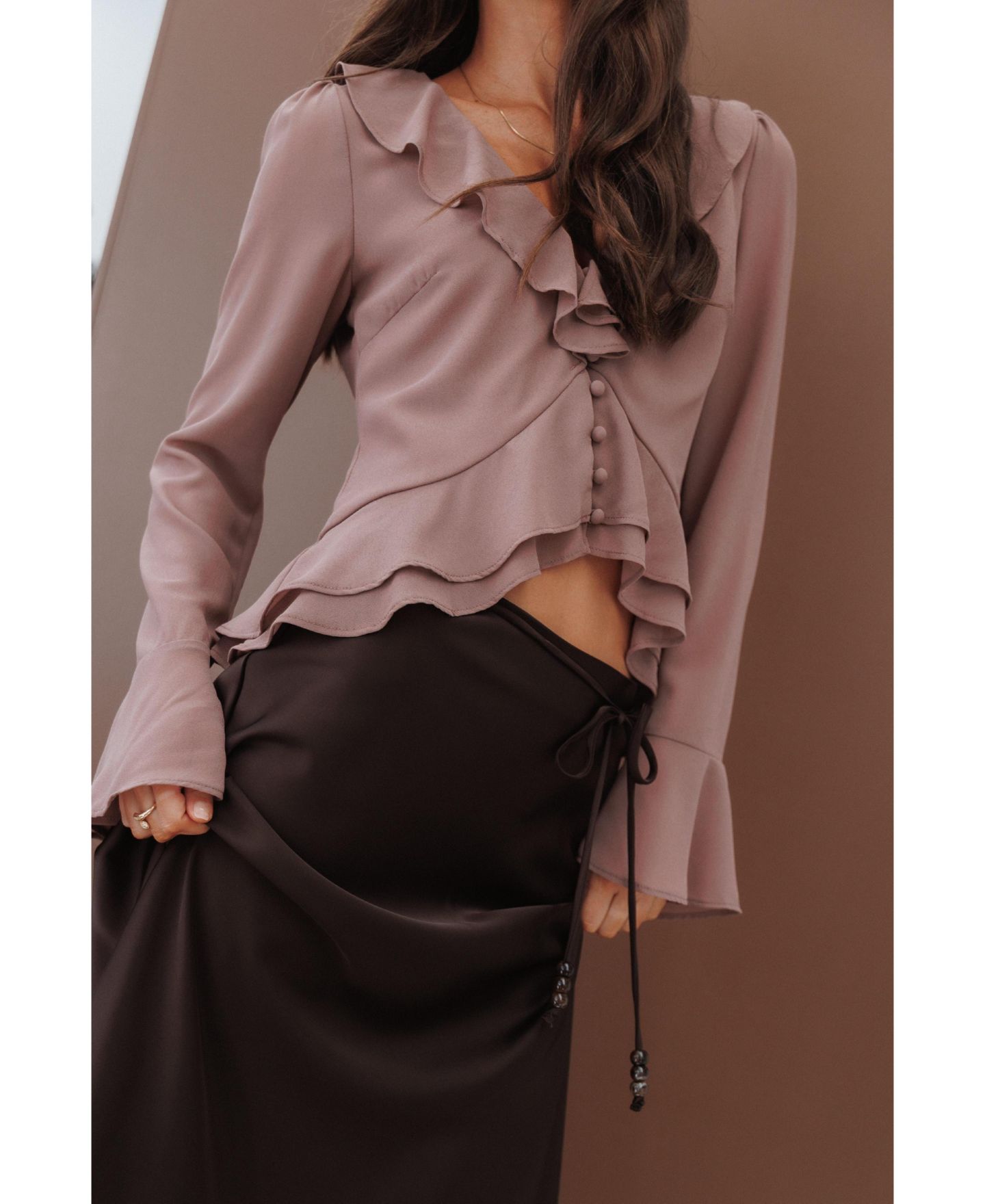 Женская блузка Petal & Pup Vilma Long-Sleeve Ruffle V-Neck, цвет: Розовато-лиловый — фото 5