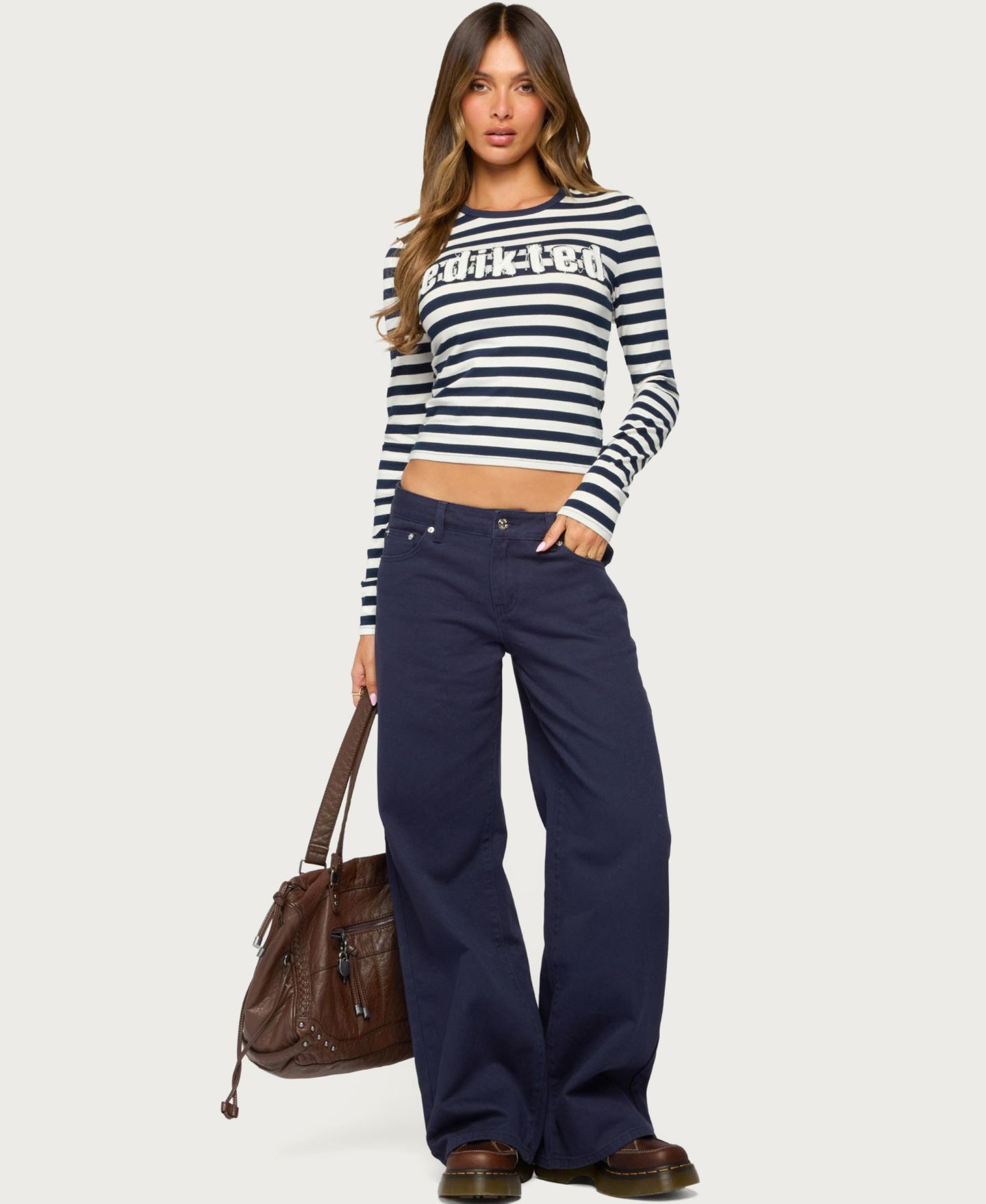 Женские джинсы Edikted Daytime Low Rise Baggy & Relaxed Fit Denim, цвет: Тёмный синий — фото 5