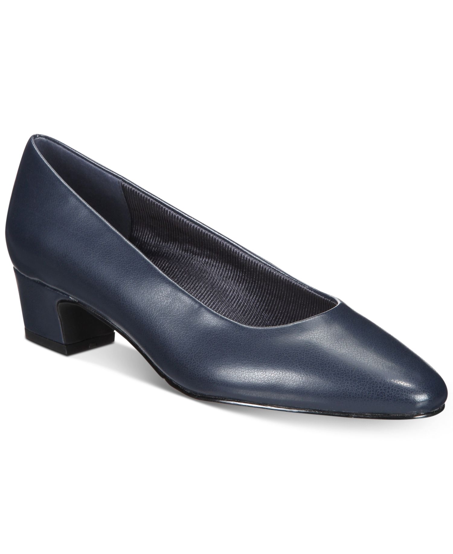 Prim Kitten Heel Pumps