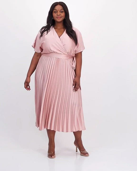 Sandra Darren Plus Size Pleated Tie-Waist Flutter-Sleeve Dress
